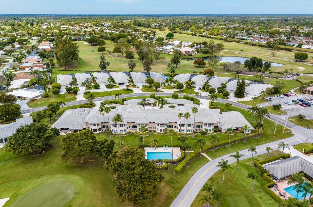 196 Orange Tree Dr, Lake Worth FL 33462-1185 exterior