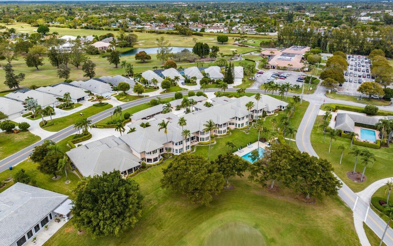 196 Orange Tree Dr, Lake Worth FL 33462-1185 exterior