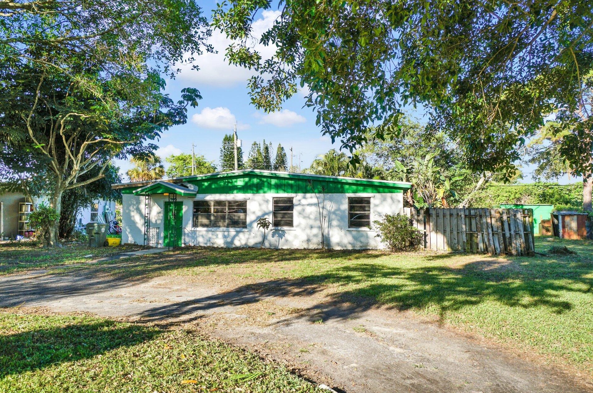 405 Fleming Ave, Lake Worth FL 33463-1900 exterior