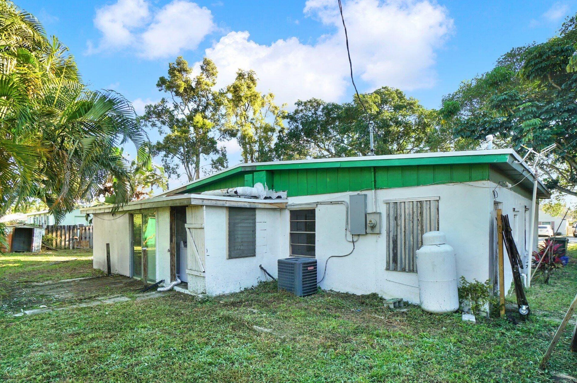 405 Fleming Ave, Lake Worth FL 33463-1900 exterior