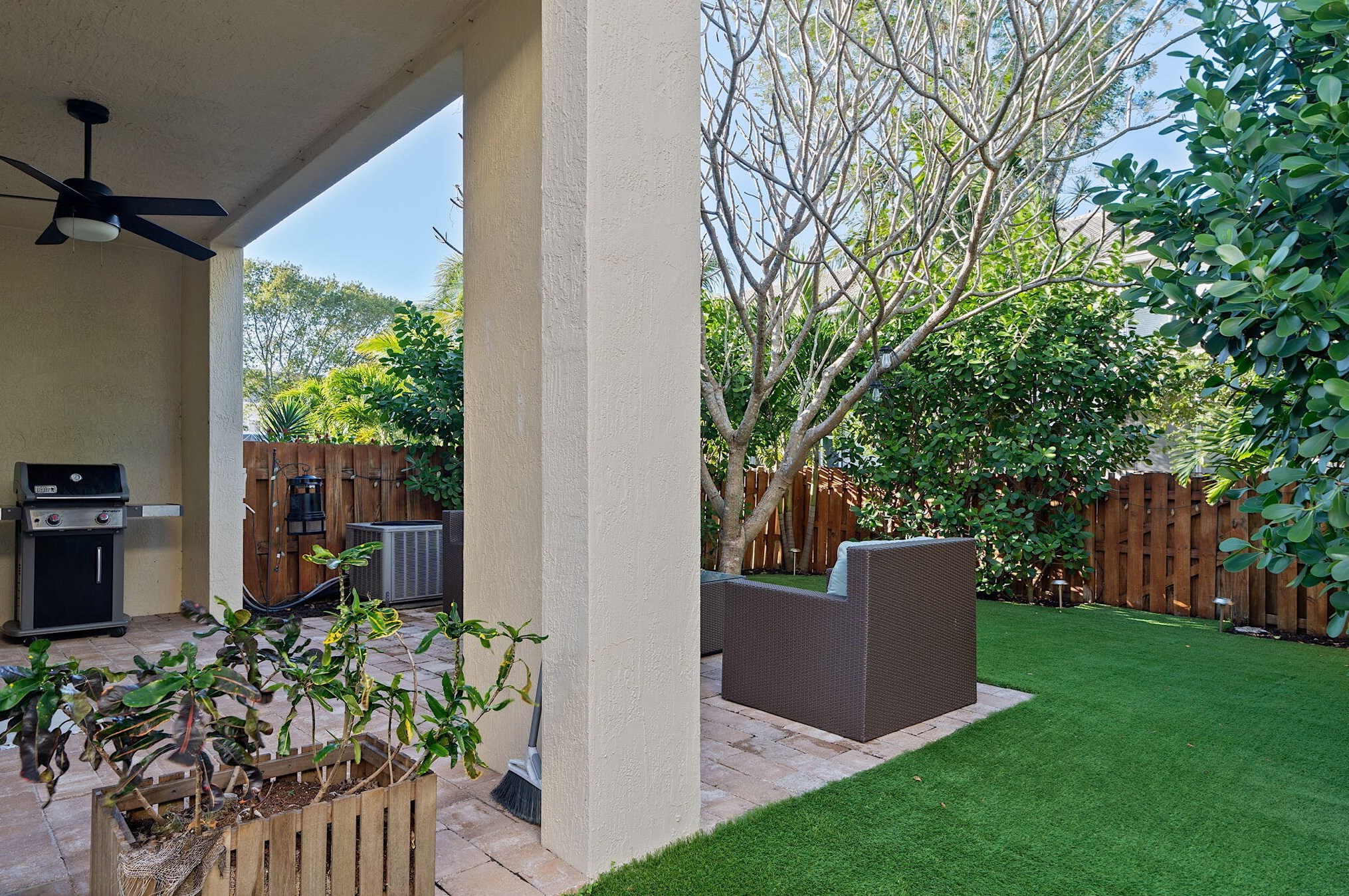 9843 Lago Dr, Boynton Beach FL  33472-2771 exterior