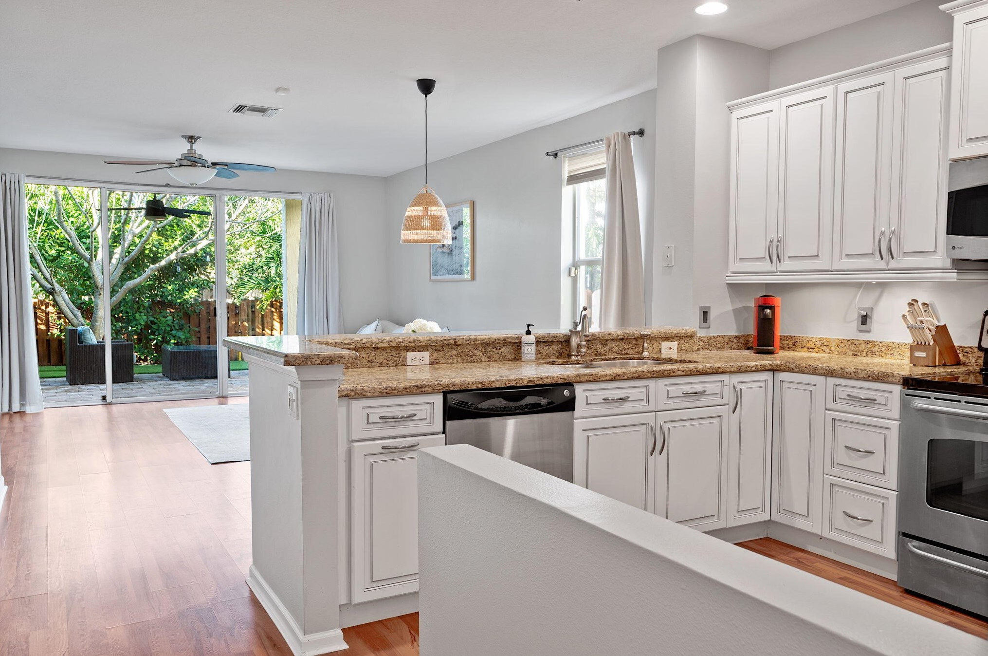 9843 Lago Dr, Boynton Beach FL  33472-2771 exterior