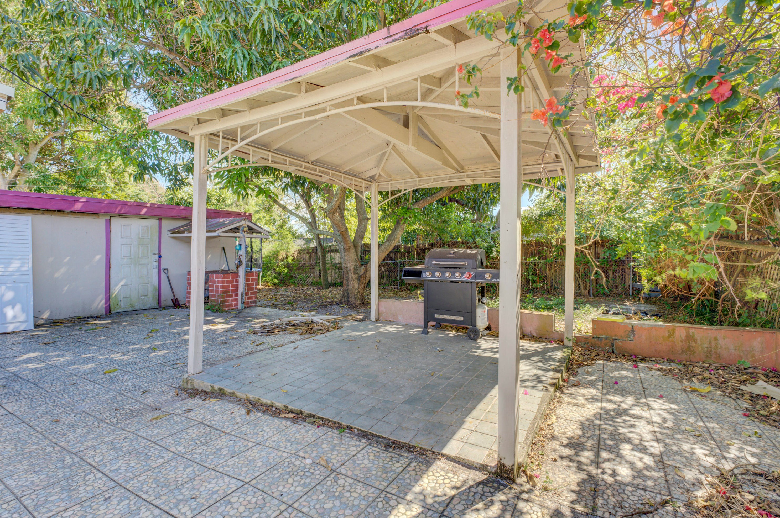 560 Oleander Rd, Lake Worth FL  33462-5944 exterior