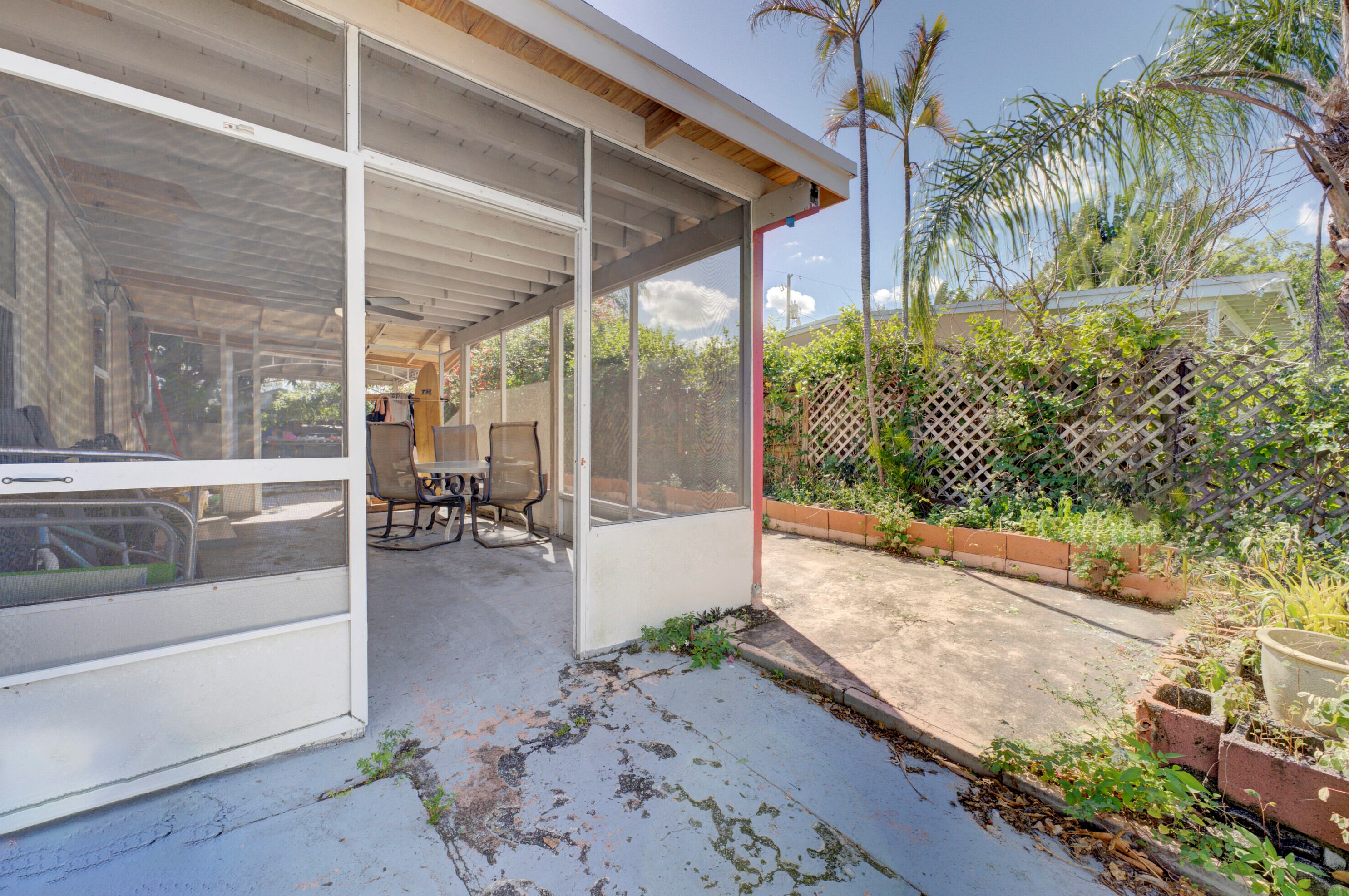 560 Oleander Rd, Lake Worth FL  33462-5944 exterior