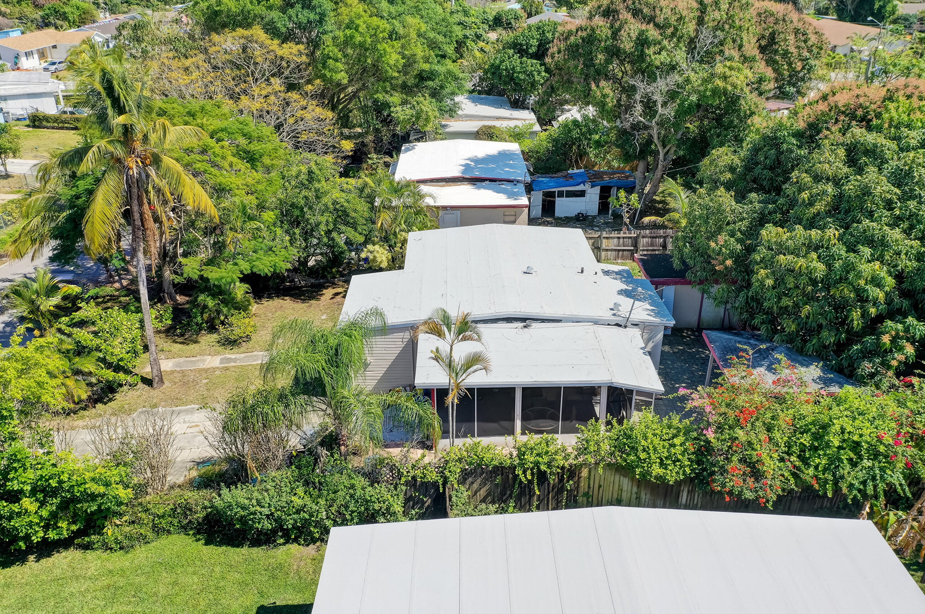 560 Oleander Rd, Lake Worth FL  33462-5944 exterior