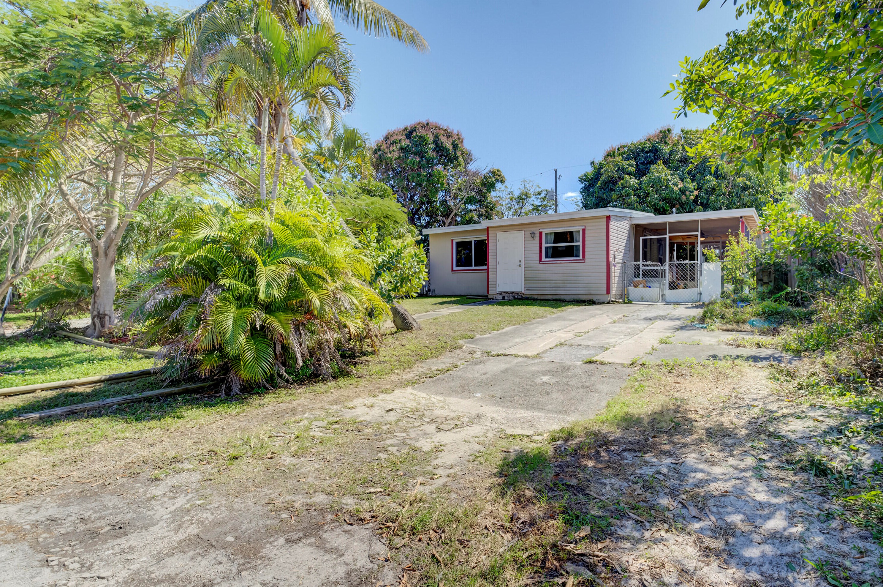 560 Oleander Rd, Lake Worth FL  33462-5944 exterior