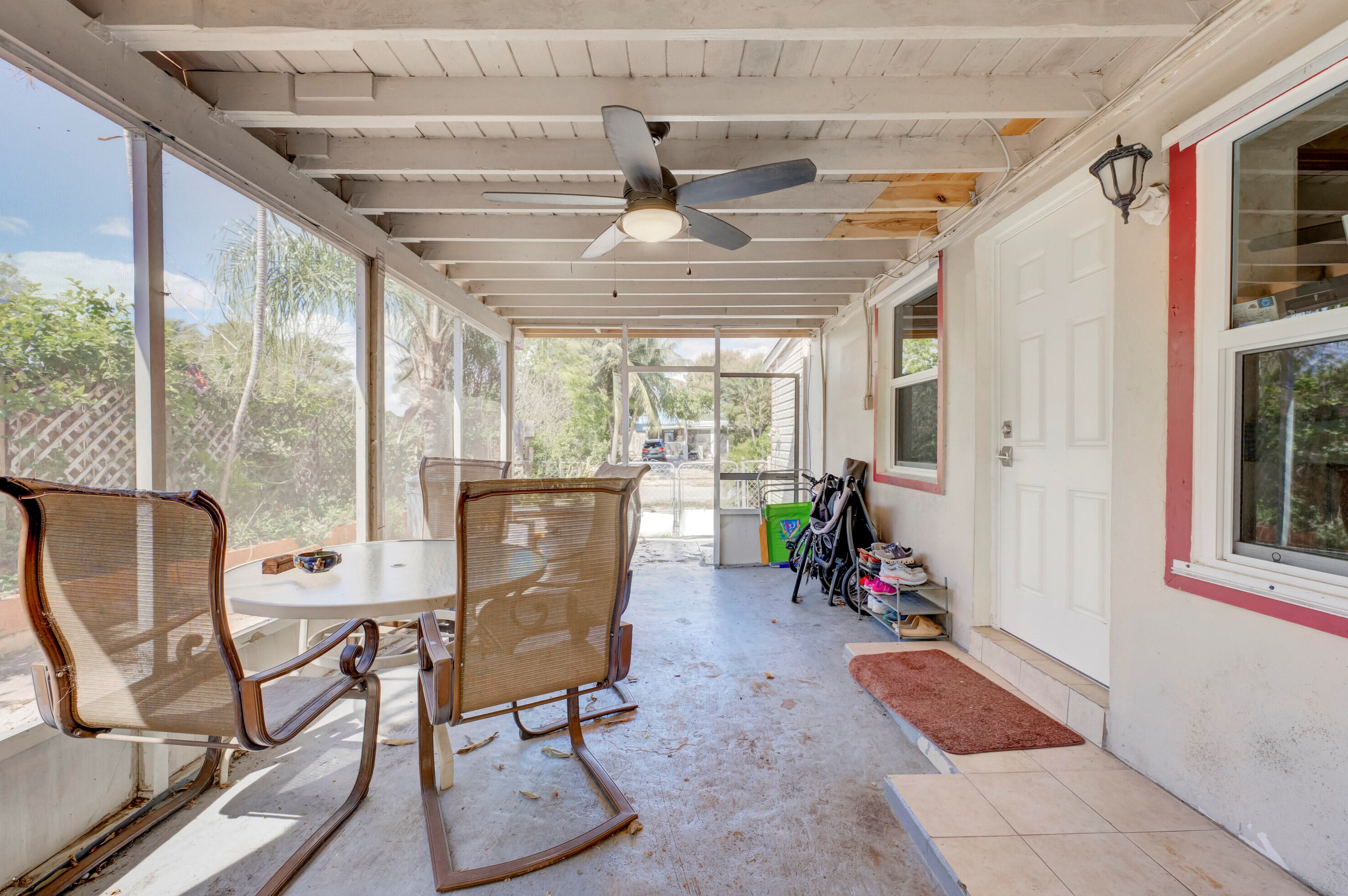 560 Oleander Rd, Lake Worth FL  33462-5944 exterior