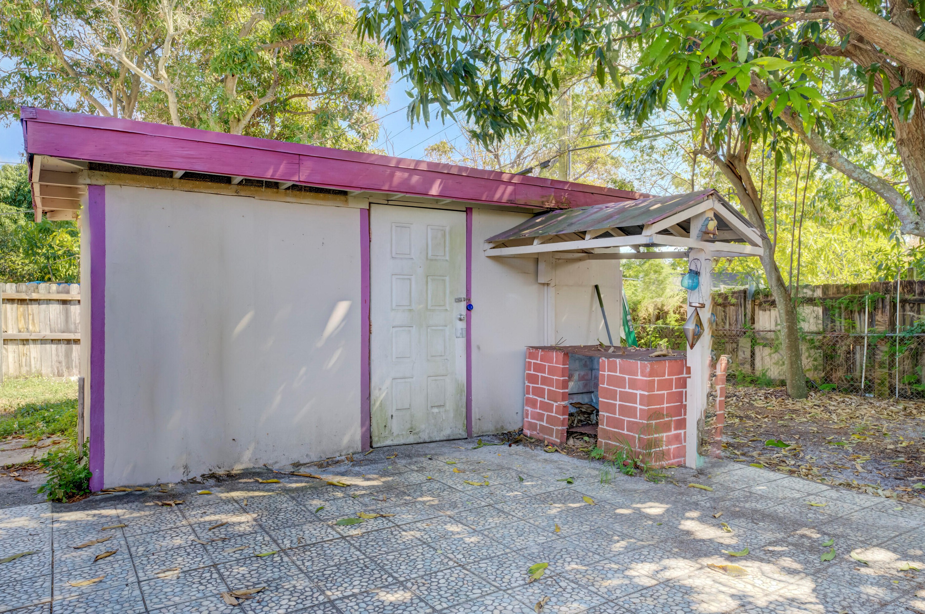 560 Oleander Rd, Lake Worth FL  33462-5944 exterior