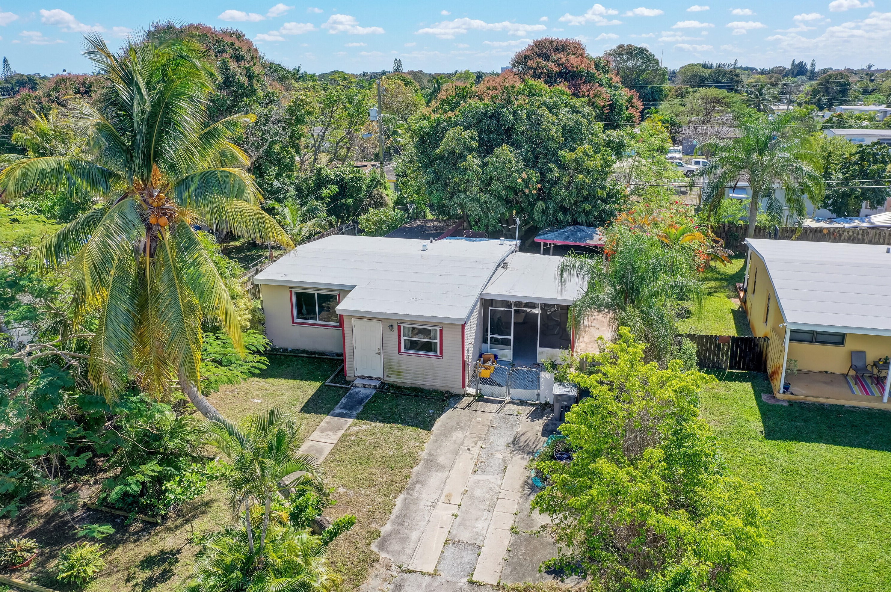 560 Oleander Rd, Lake Worth FL  33462-5944 exterior