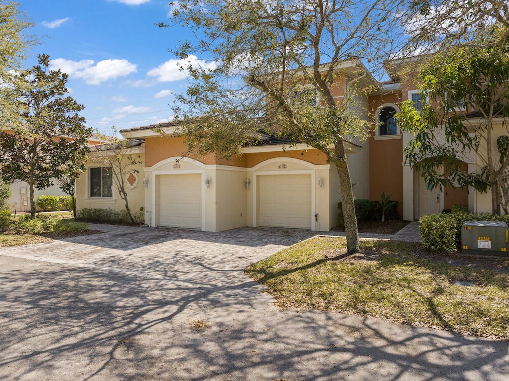 2571 Langrove Ln, Vero Beach FL 32962-4224 exterior