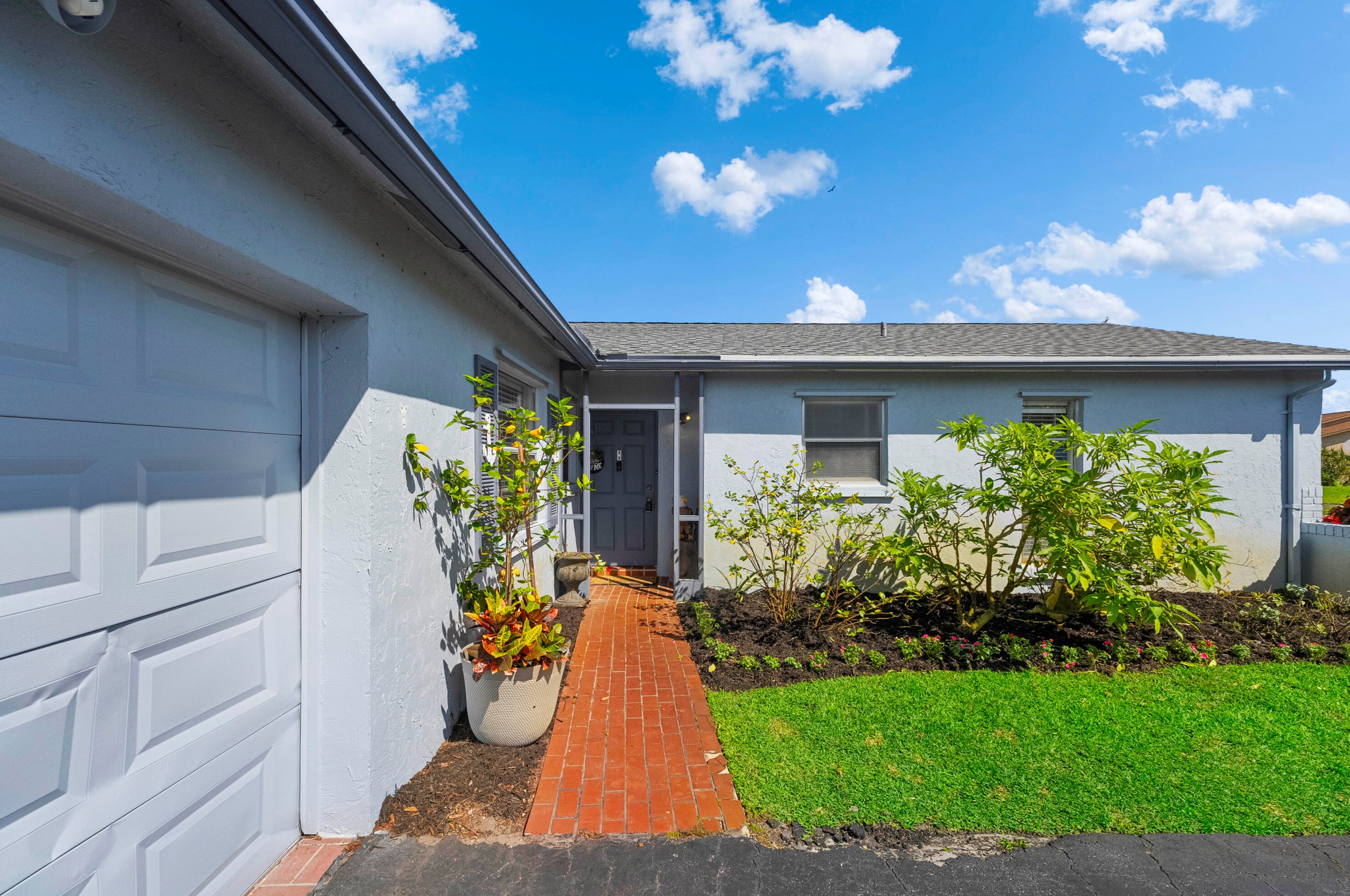 6107 Rainbow Cir, Lake Worth FL  33463-3606 exterior