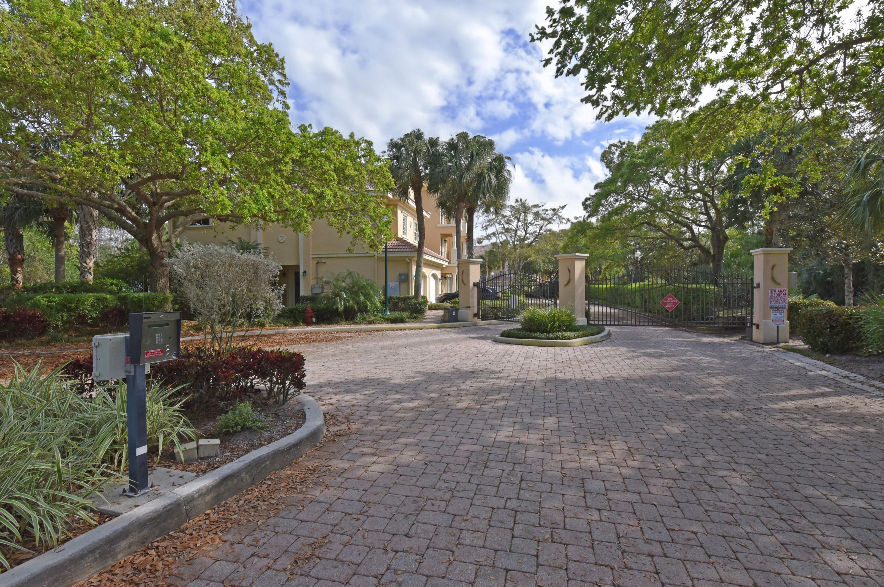 12787 Old Cypress Dr, Hobe Sound FL  33455-7924 exterior