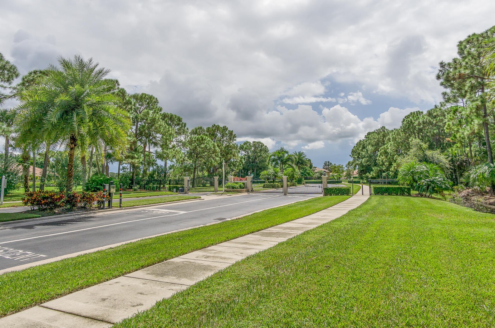 420 Crabapple Cv, Fort Pierce FL  34986-2327 exterior