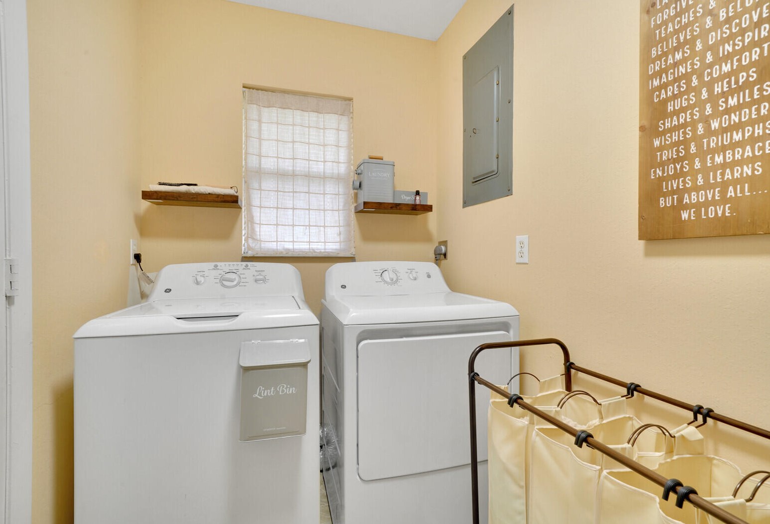 1964 5th Ave, Vero Beach FL  32962-7303 exterior