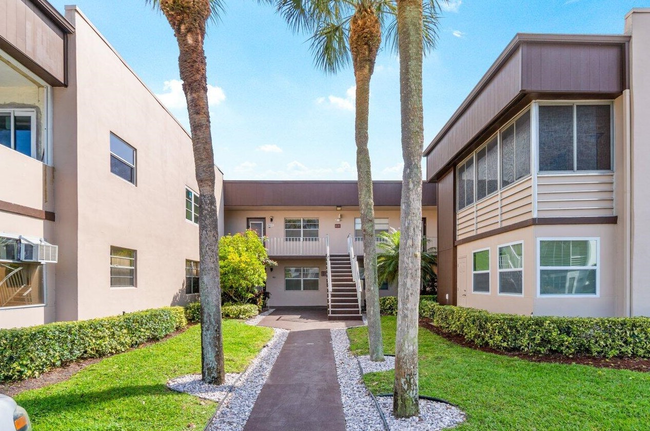 643 Normandy, Delray Beach FL  33484-4868 exterior