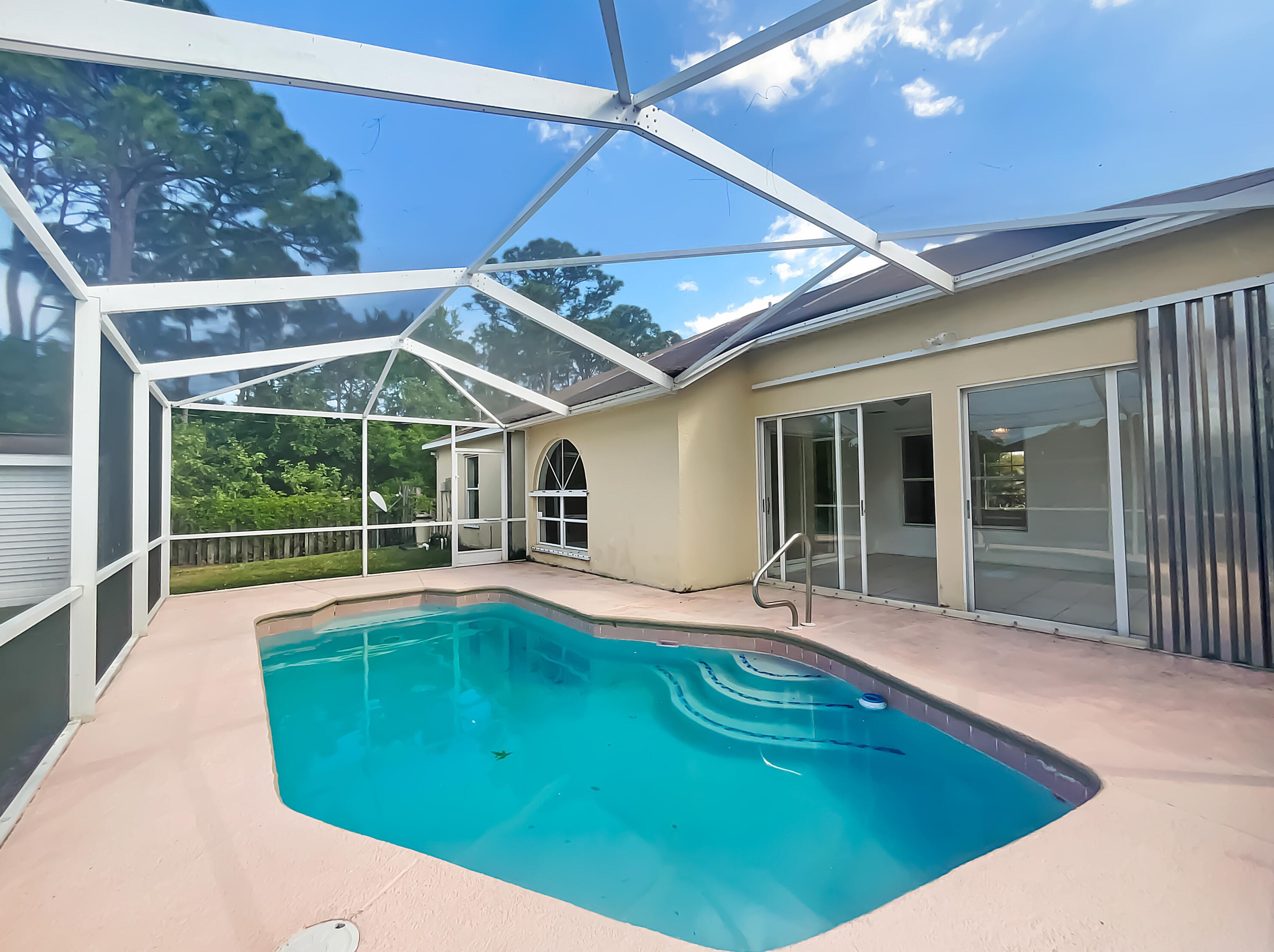 213 Ray Ave, Fort Pierce FL 34983-3067 exterior