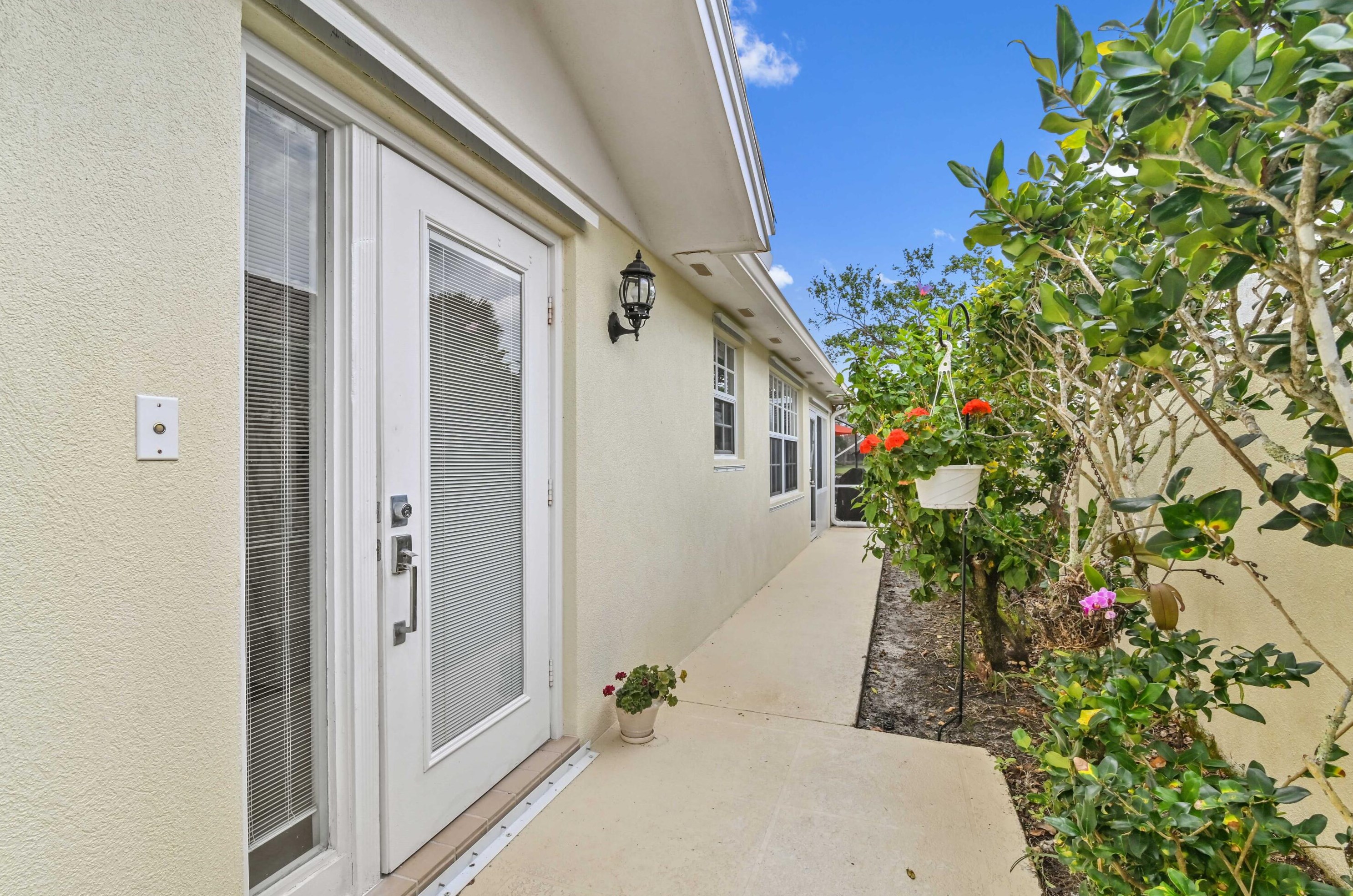 8065 Peppercorn Ct, Hobe Sound FL  33455-8264 exterior