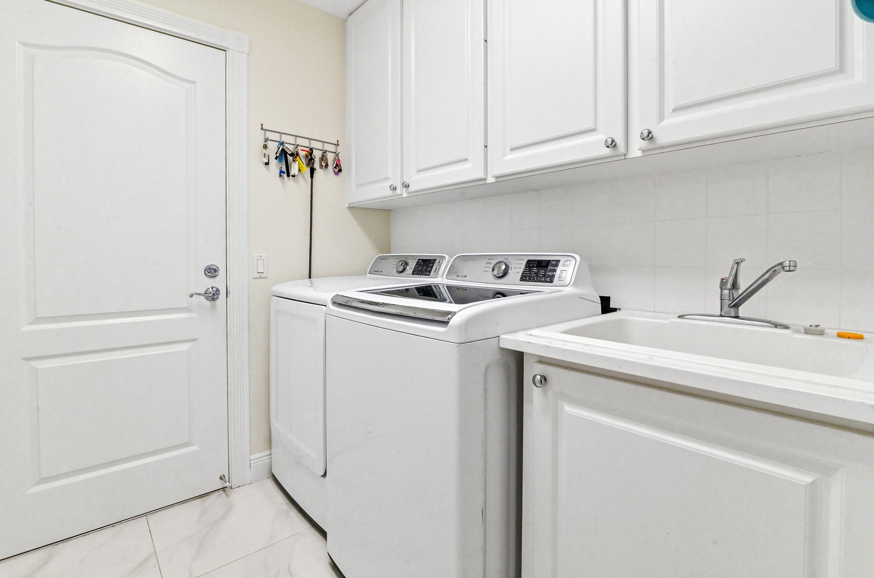 8065 Peppercorn Ct, Hobe Sound FL  33455-8264 exterior