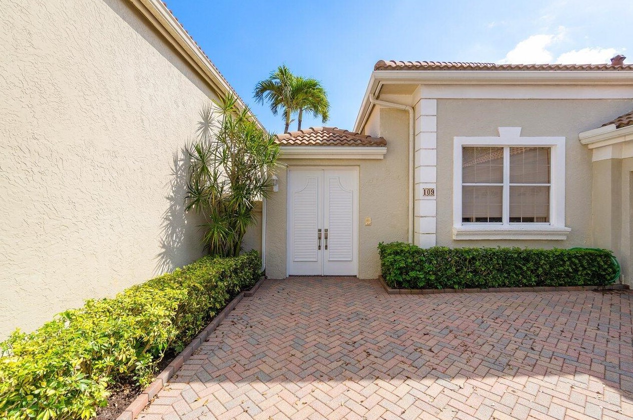 109 Coral Cay Dr, West Palm Beach FL  33418-4005 exterior