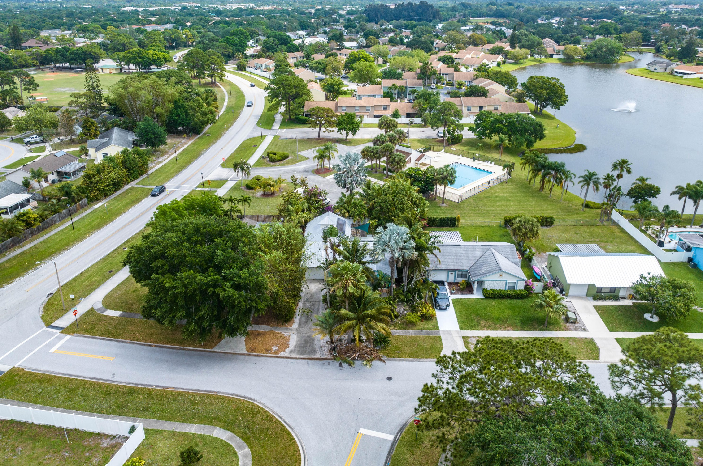 165 Lakeside Dr, Jupiter FL  33458-5517 exterior