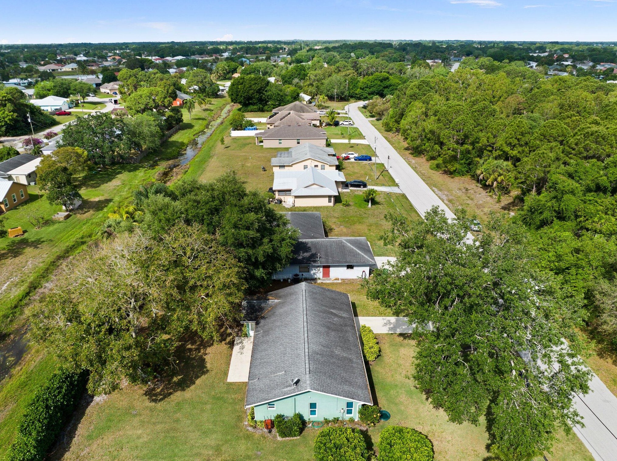 422 Sansom Ln, Fort Pierce FL 34953-2960 exterior