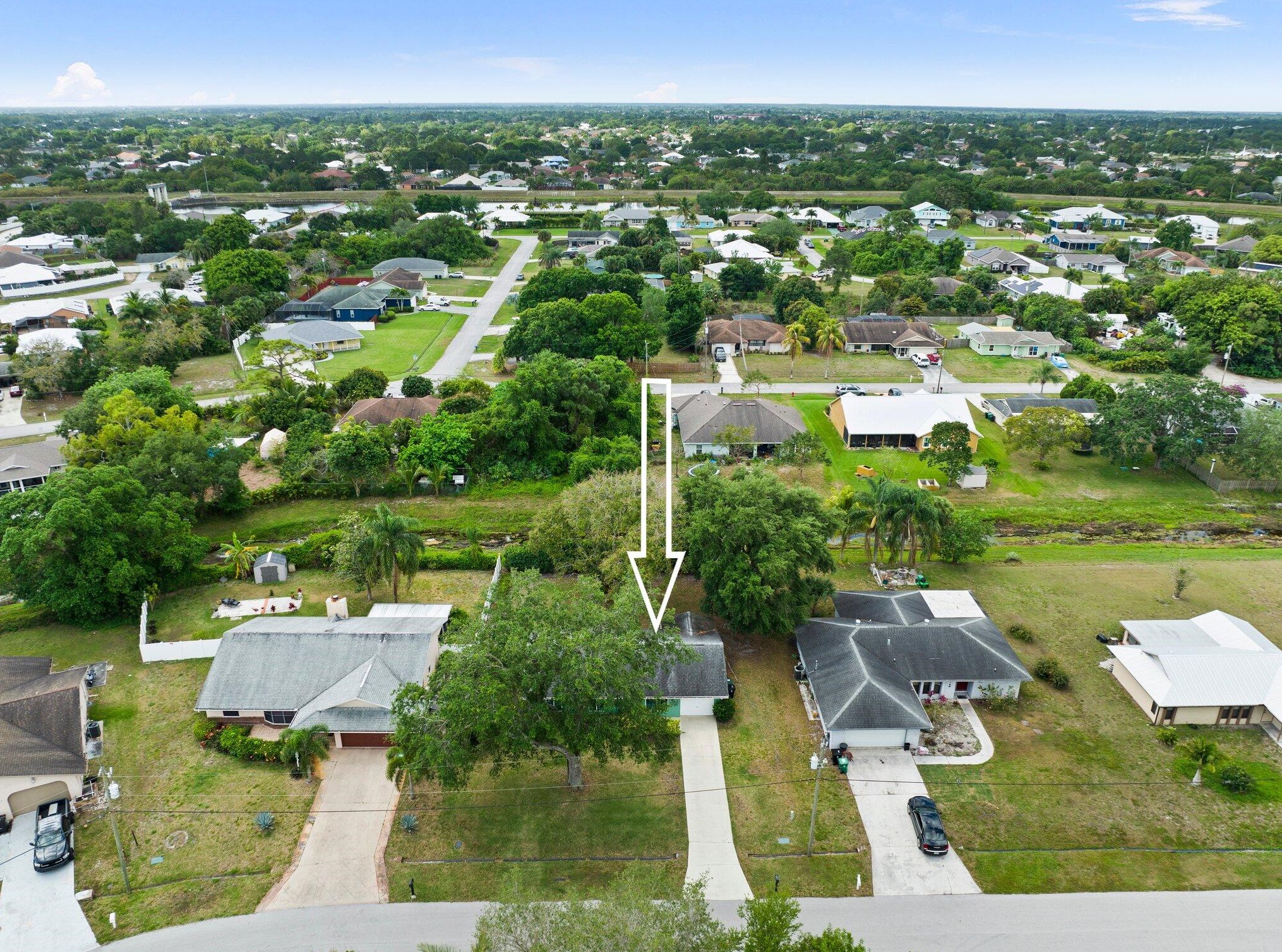 422 Sansom Ln, Fort Pierce FL 34953-2960 exterior