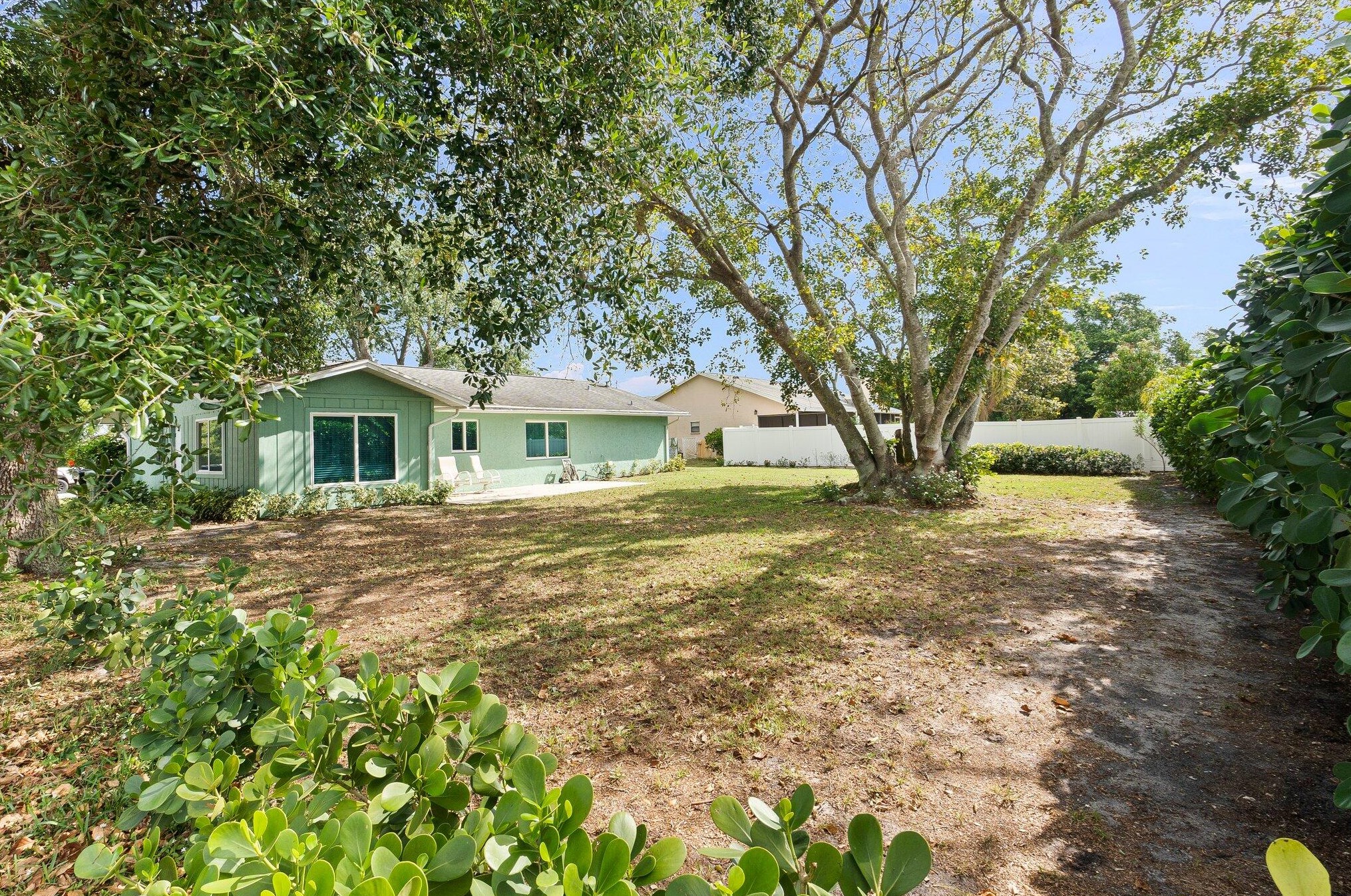 422 Sansom Ln, Fort Pierce FL 34953-2960 exterior