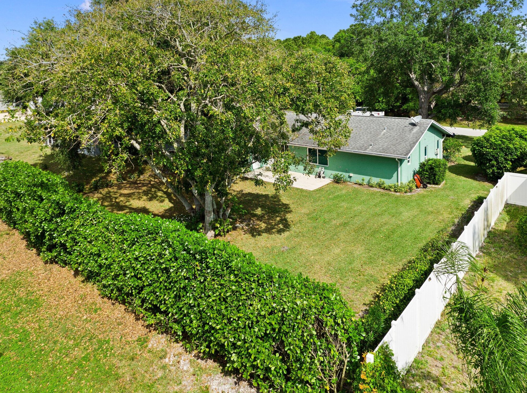 422 Sansom Ln, Fort Pierce FL 34953-2960 exterior