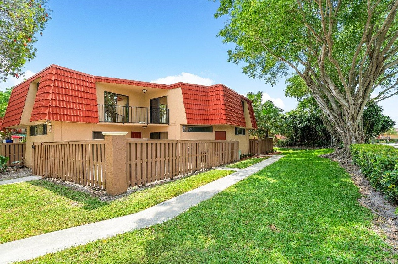 8051 Severn Dr, Boca Raton FL  33433-8332 exterior