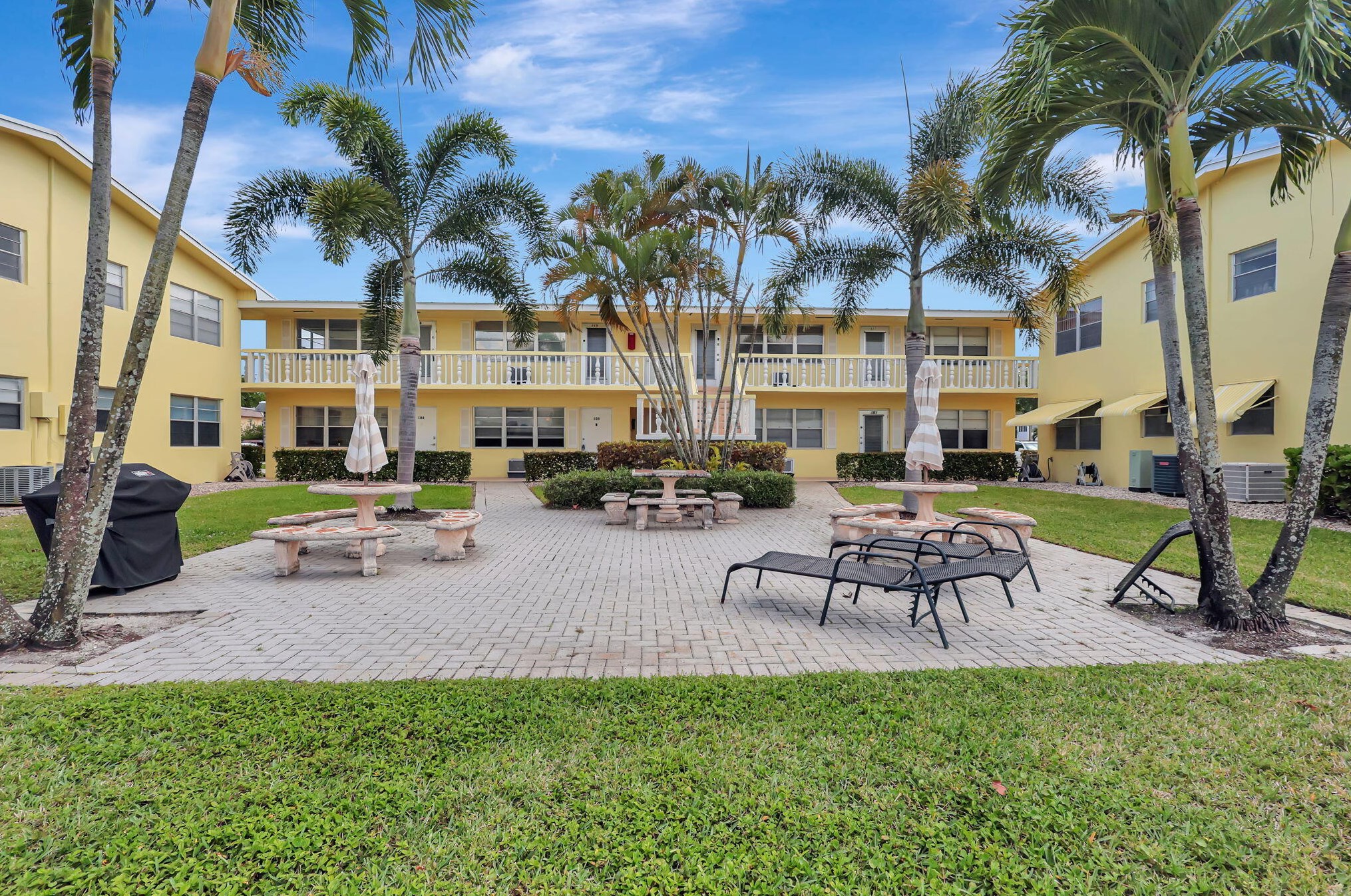 103 Sheffield, West Palm Beach FL  33417-1528 exterior