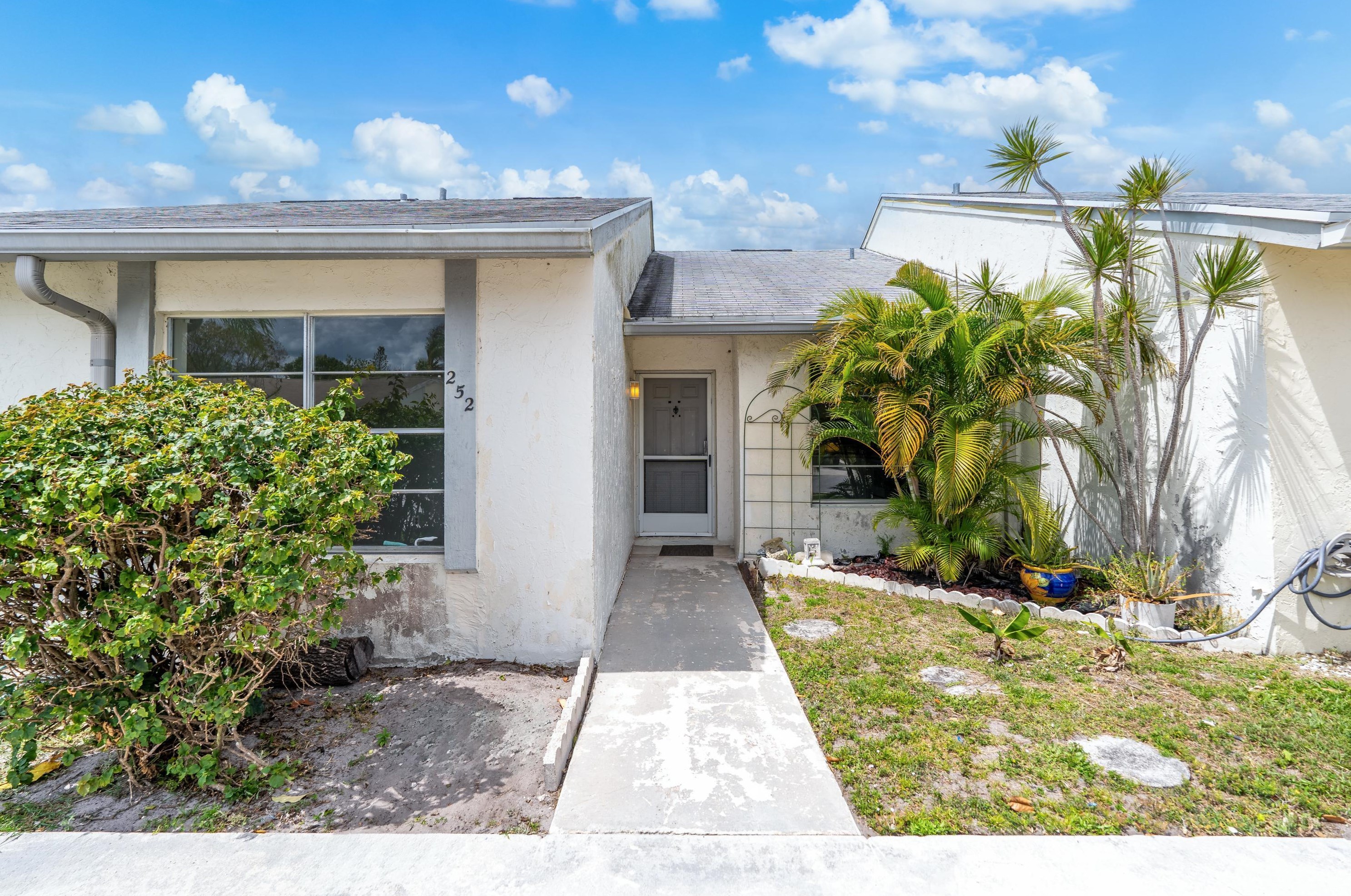 252 Palmetto Ct, Jupiter FL 33458-8803 exterior