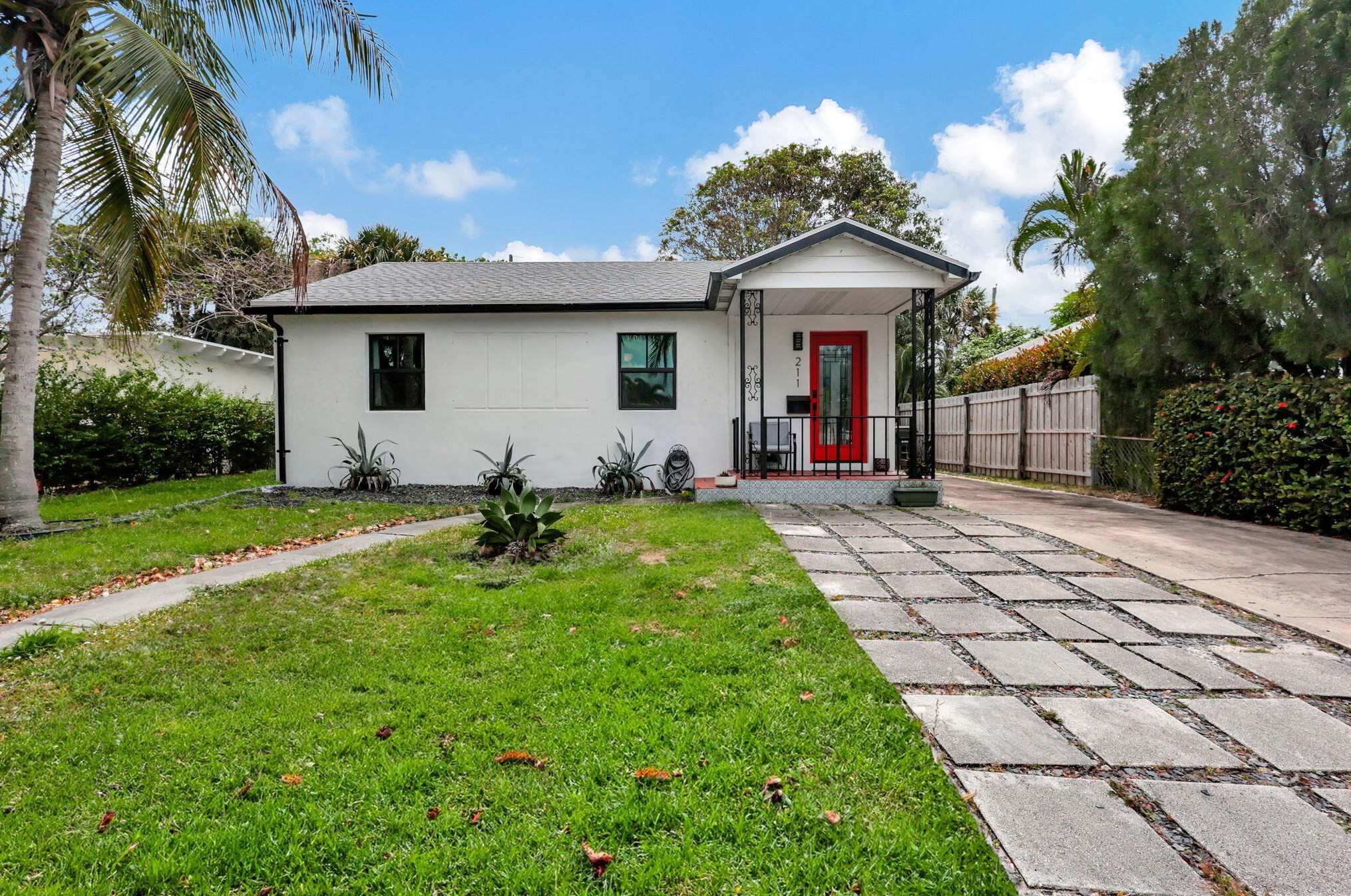 211 Princeton Dr, Lake Worth FL 33460-6237 exterior