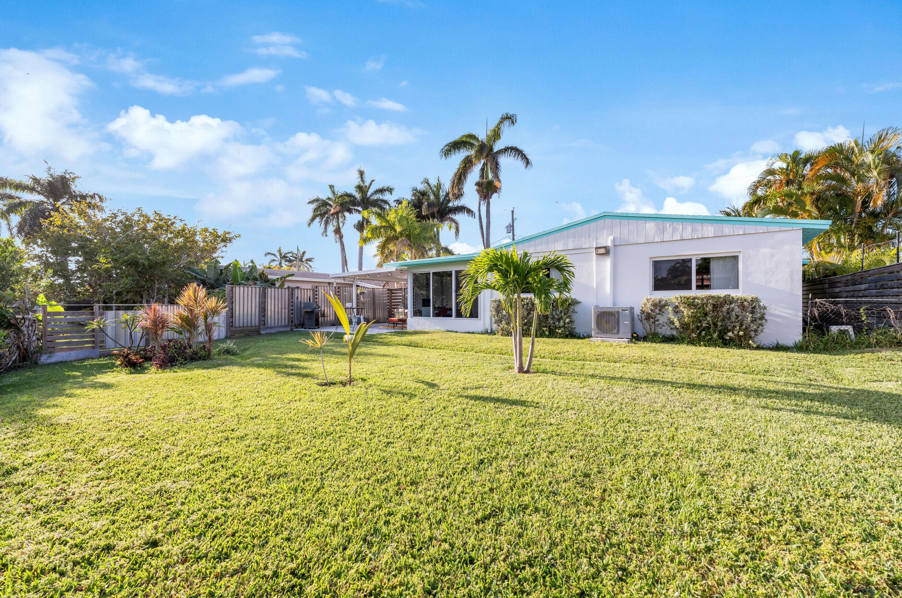 1154 Grant St, Hollywood FL  33019-3126 exterior