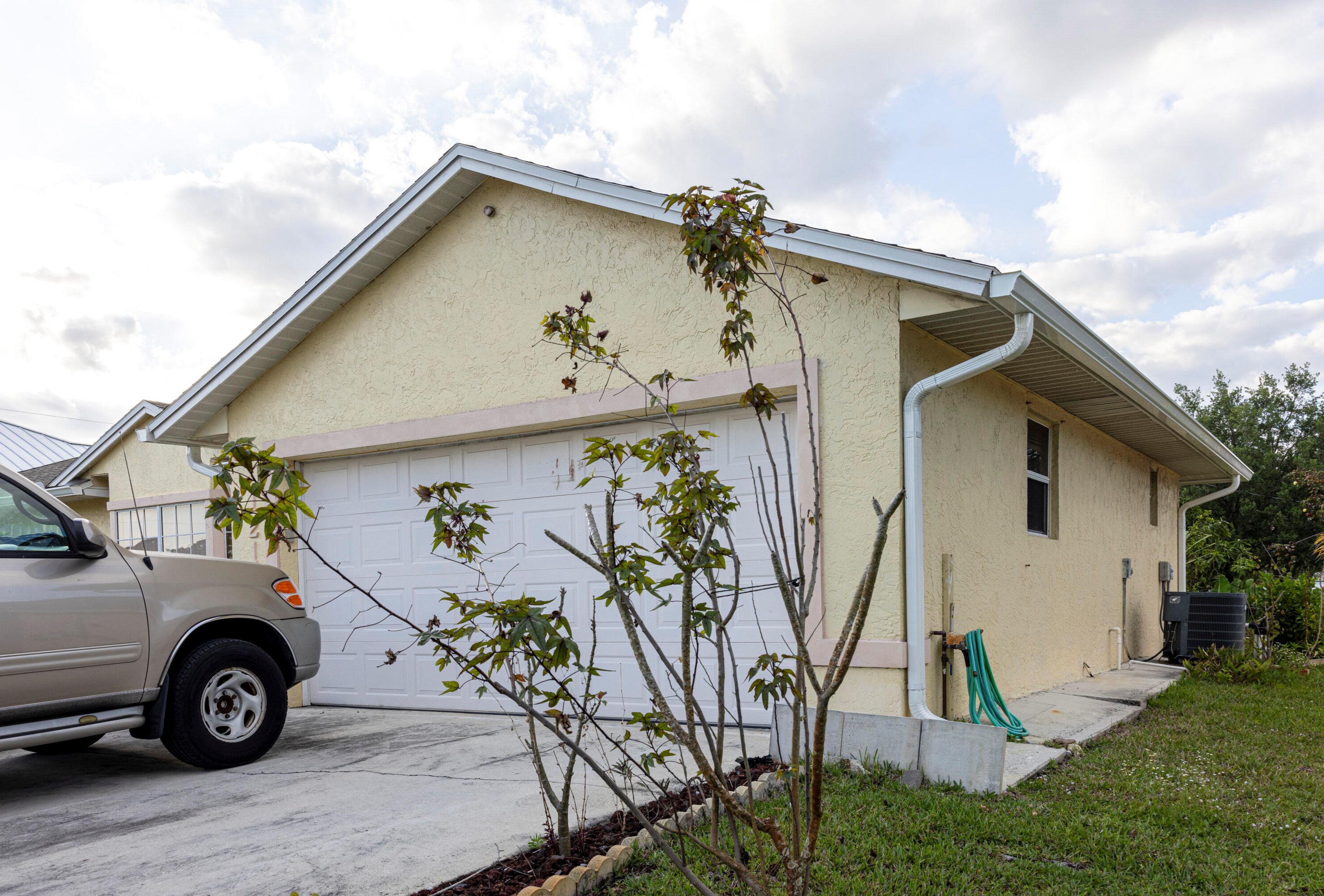 1219 Paar Dr, Fort Pierce FL  34953-6163 exterior