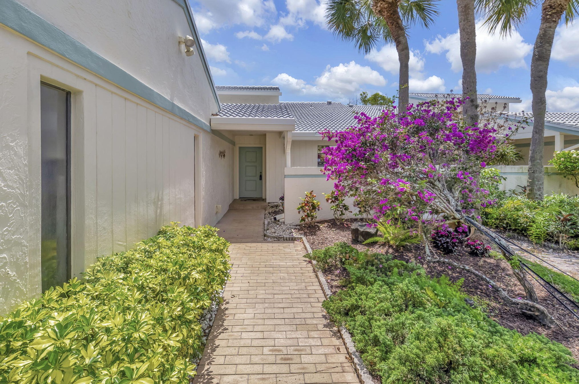 6 Cambridge Dr, Boynton Beach FL  33436-6213 exterior