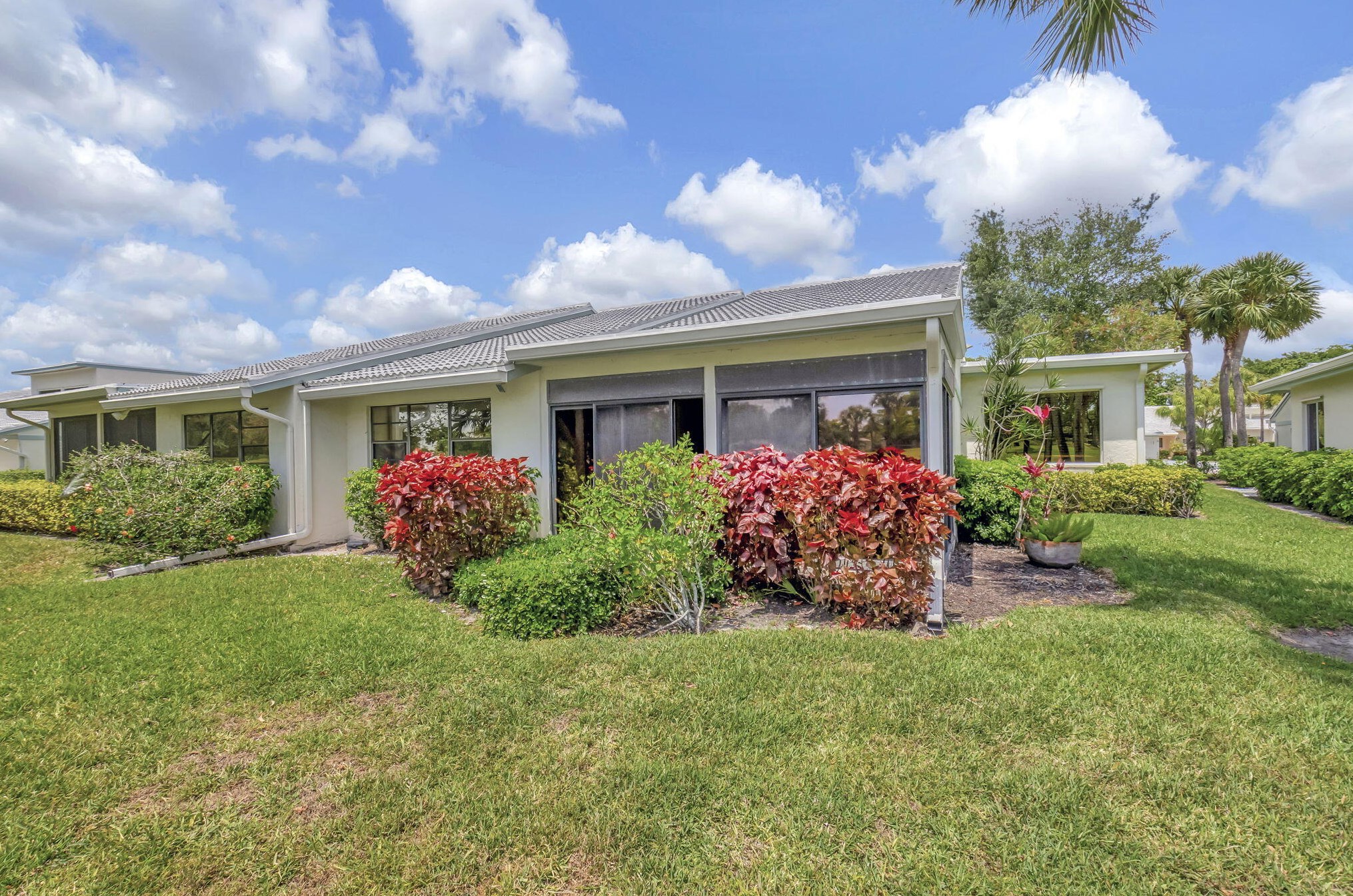 6 Cambridge Dr, Boynton Beach FL  33436-6213 exterior