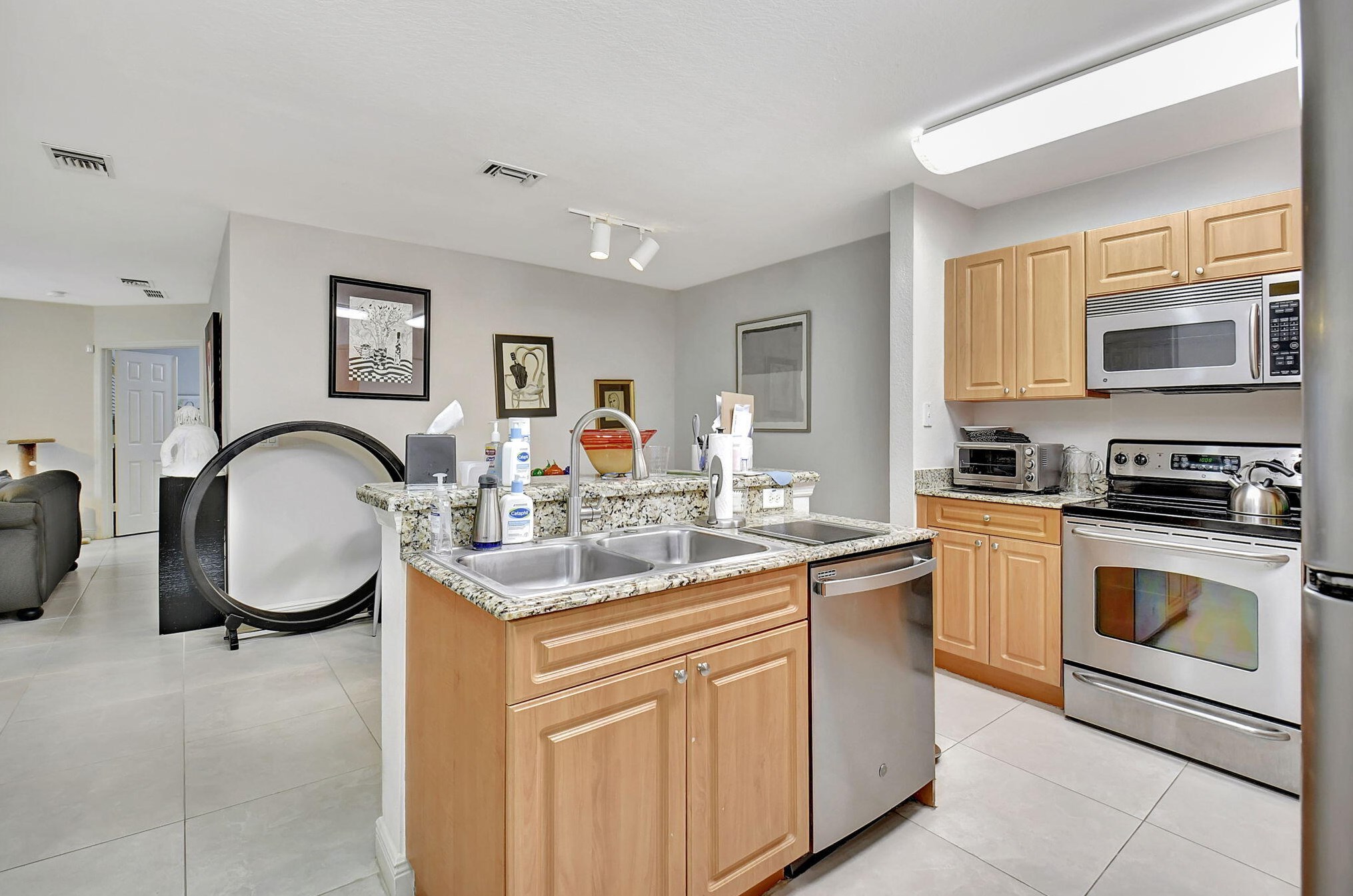 6683 Old Farm Trl, Boynton Beach FL 33437-7900 exterior