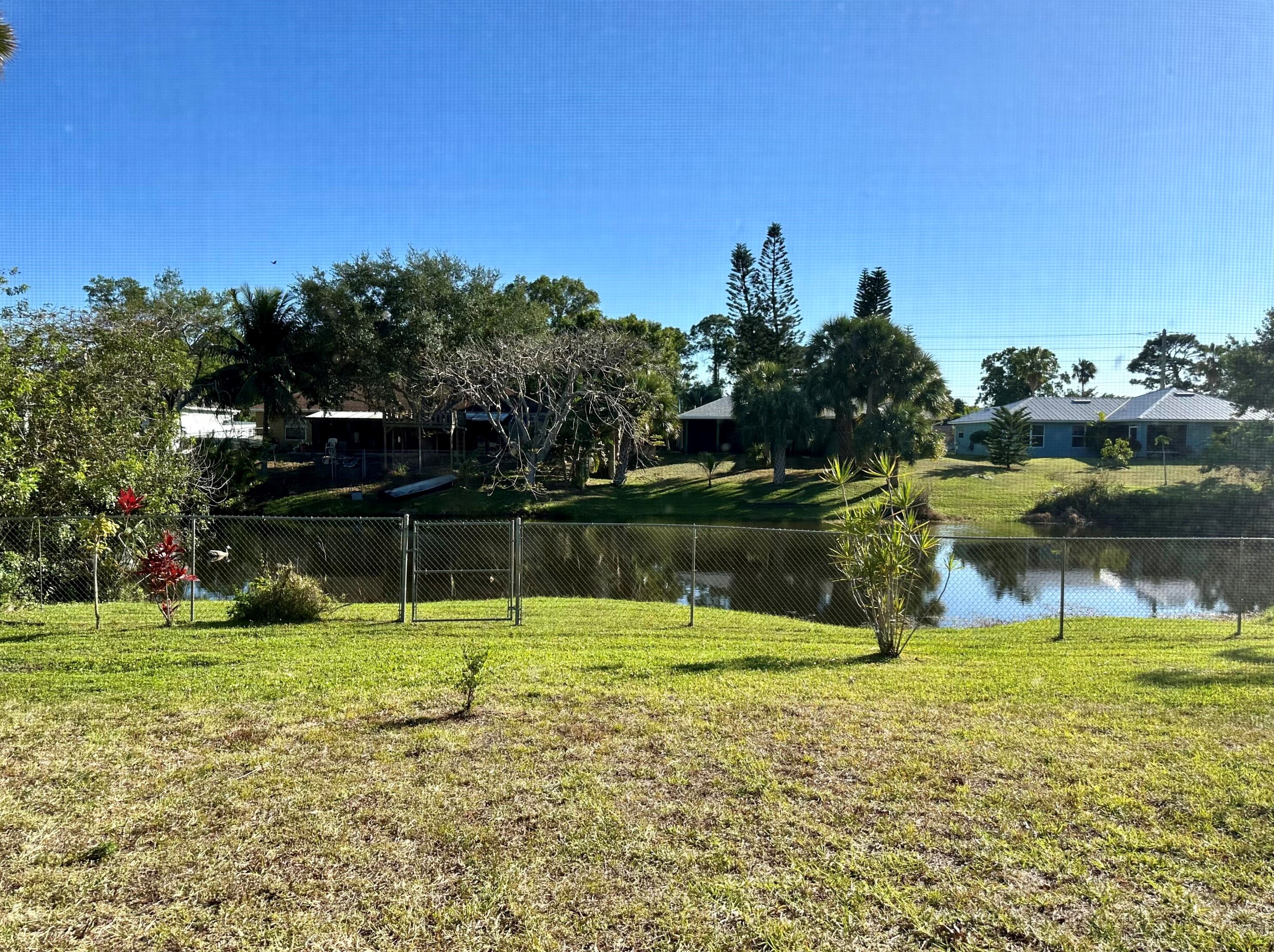 466 Essex Dr, Fort Pierce FL 34946-1229 exterior