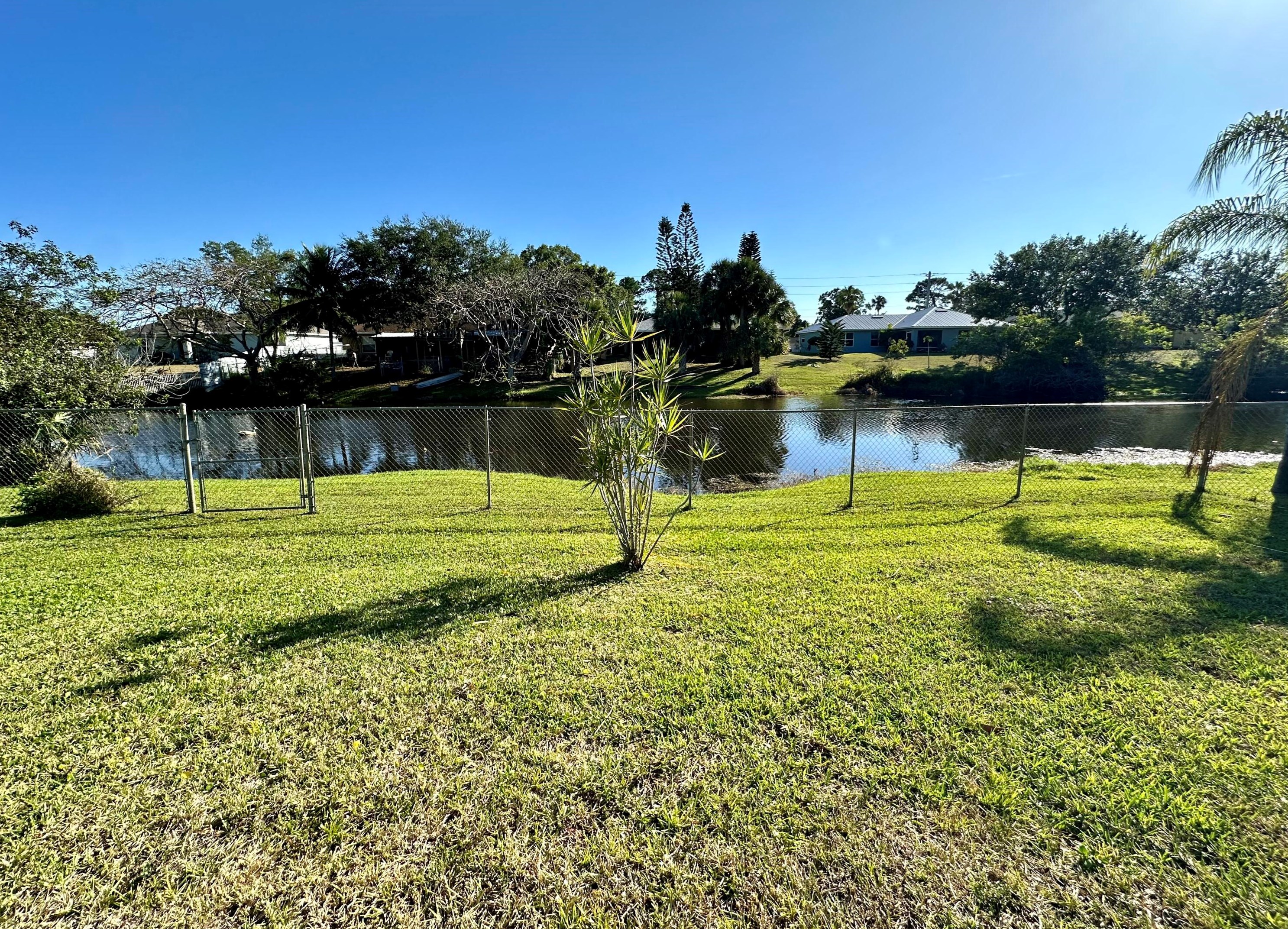 466 Essex Dr, Fort Pierce FL 34946-1229 exterior