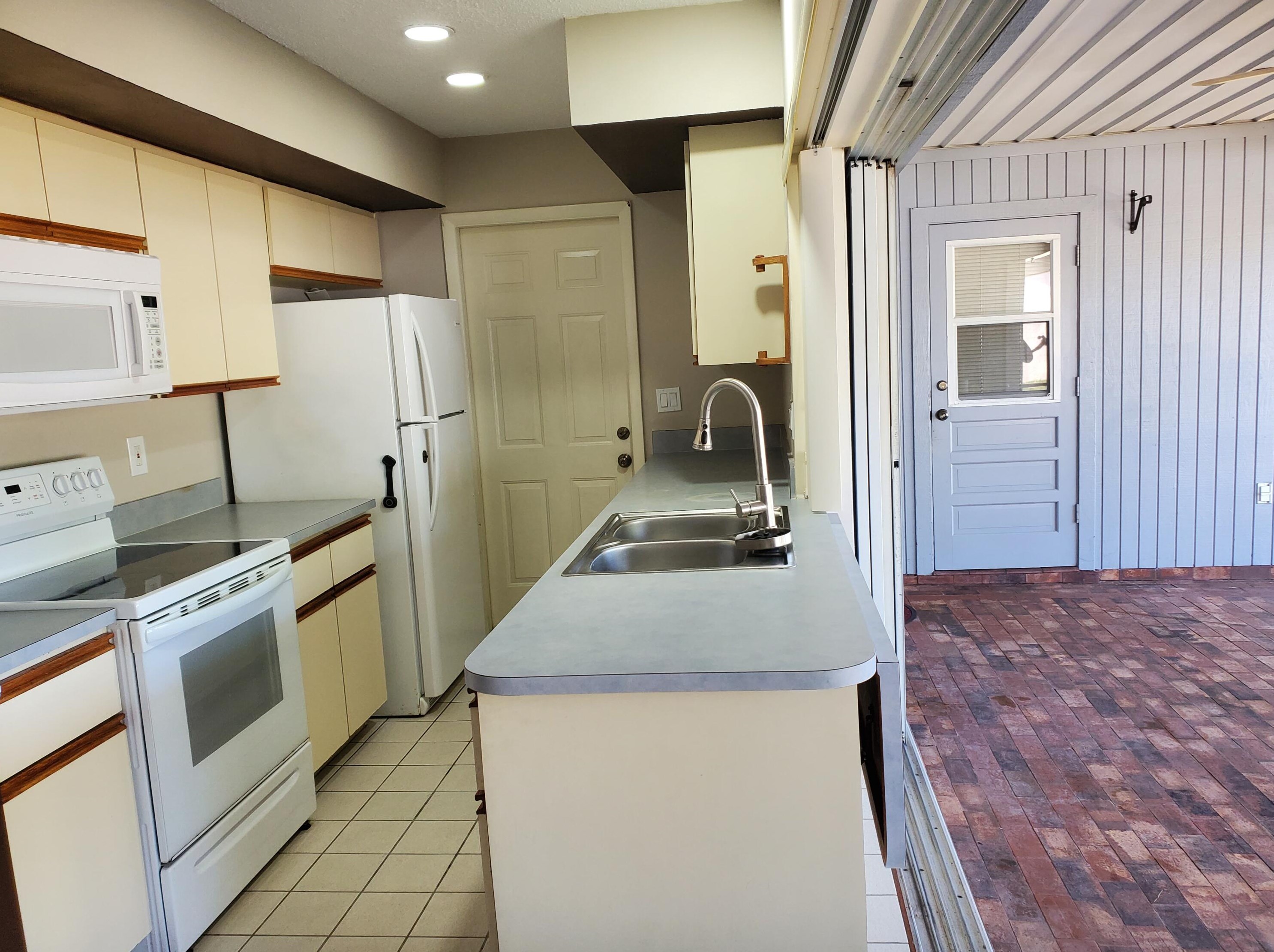 358 Curtis St, Fort Pierce FL 34983-1916 exterior