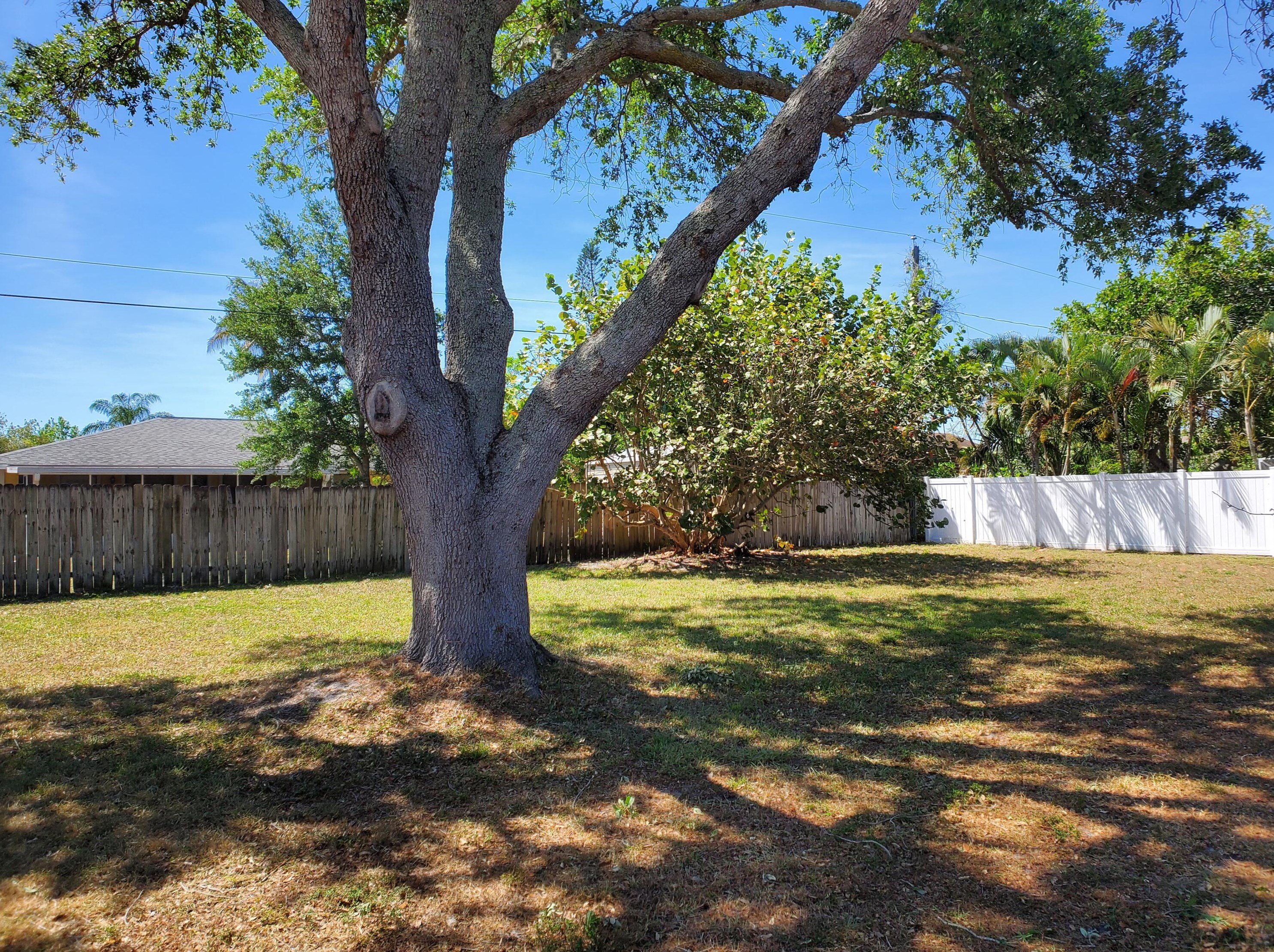 358 Curtis St, Fort Pierce FL 34983-1916 exterior