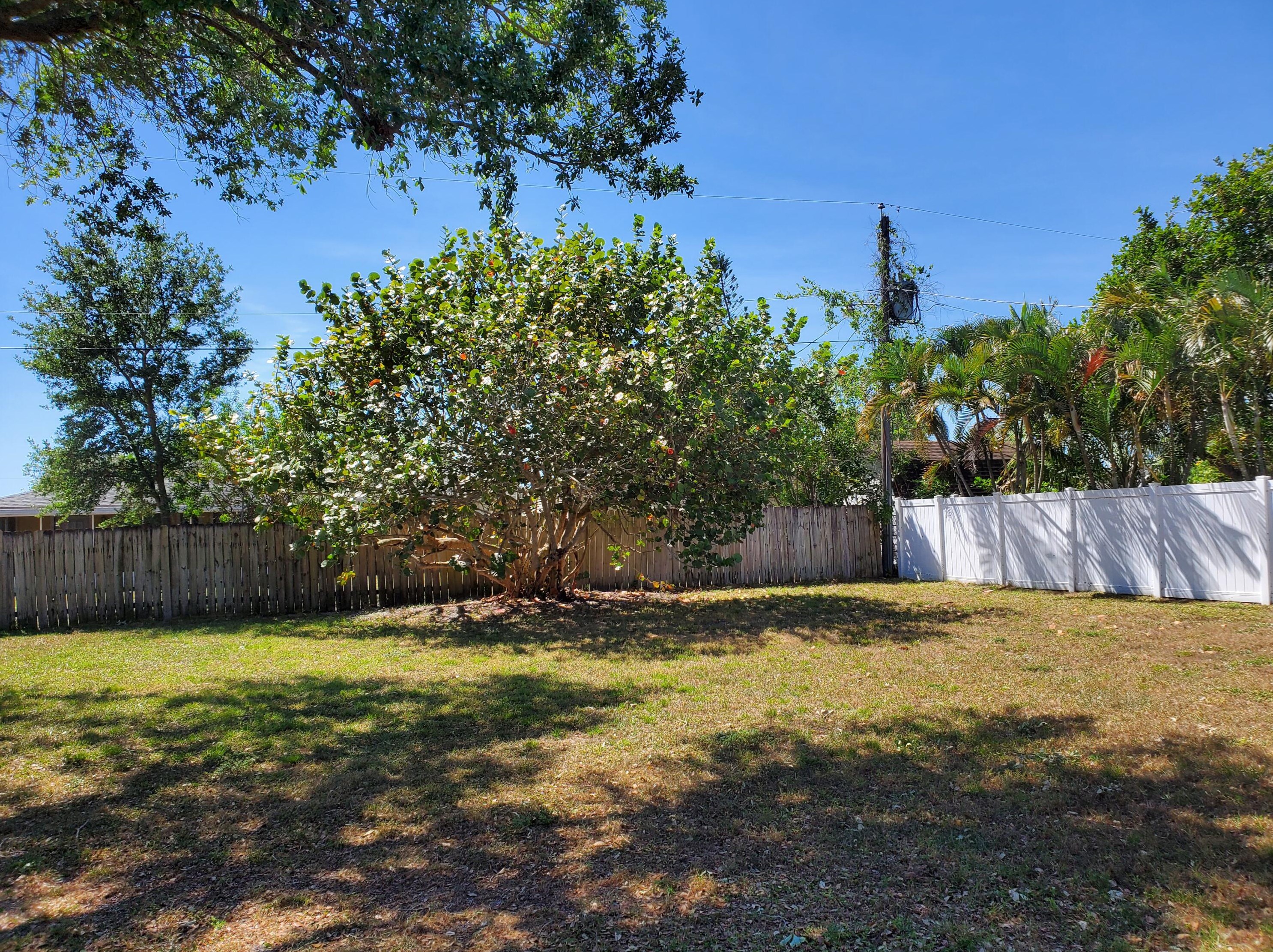 358 Curtis St, Fort Pierce FL 34983-1916 exterior