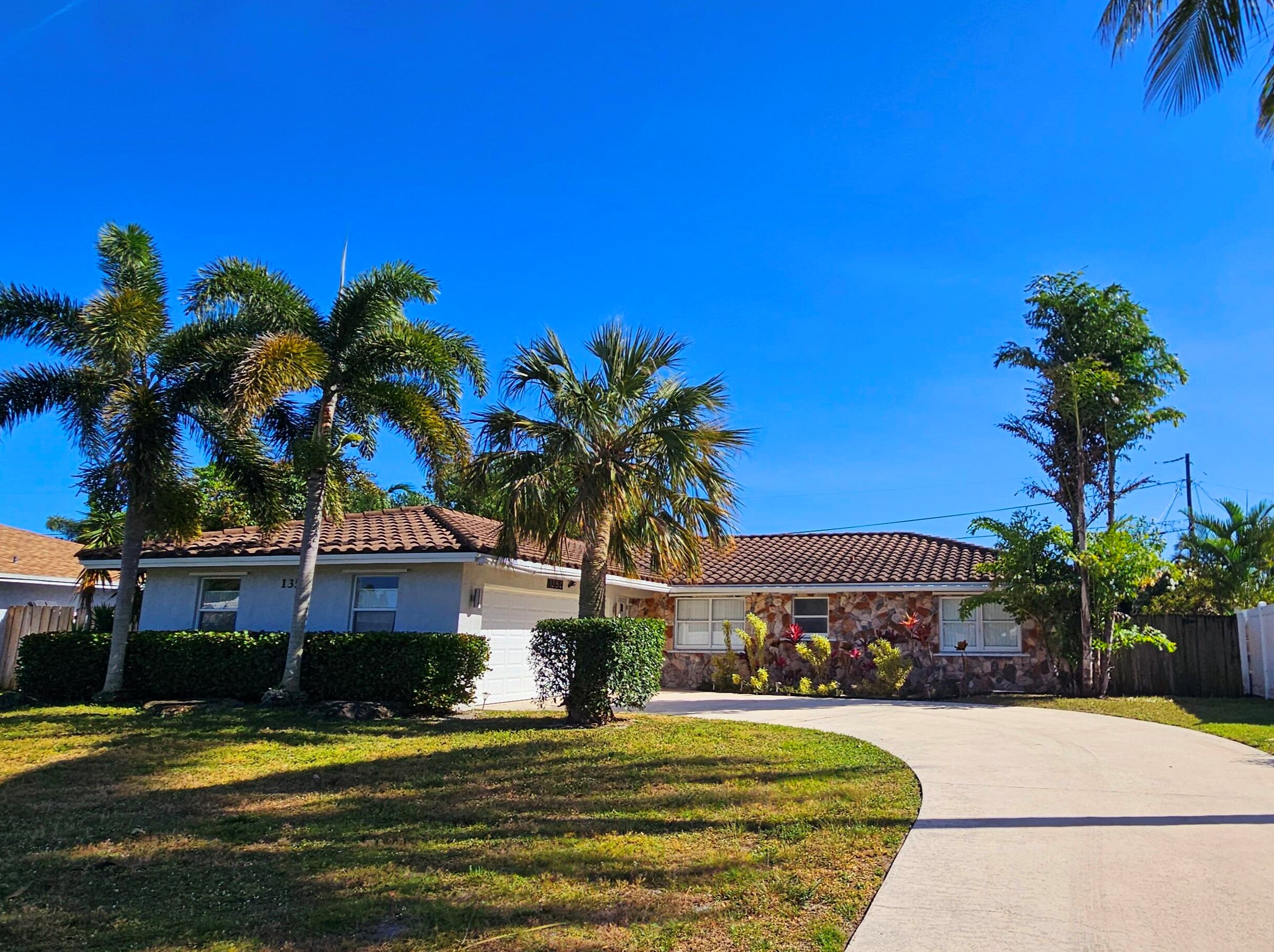 1350 25 Way, Boynton Beach FL  33426-7801 exterior
