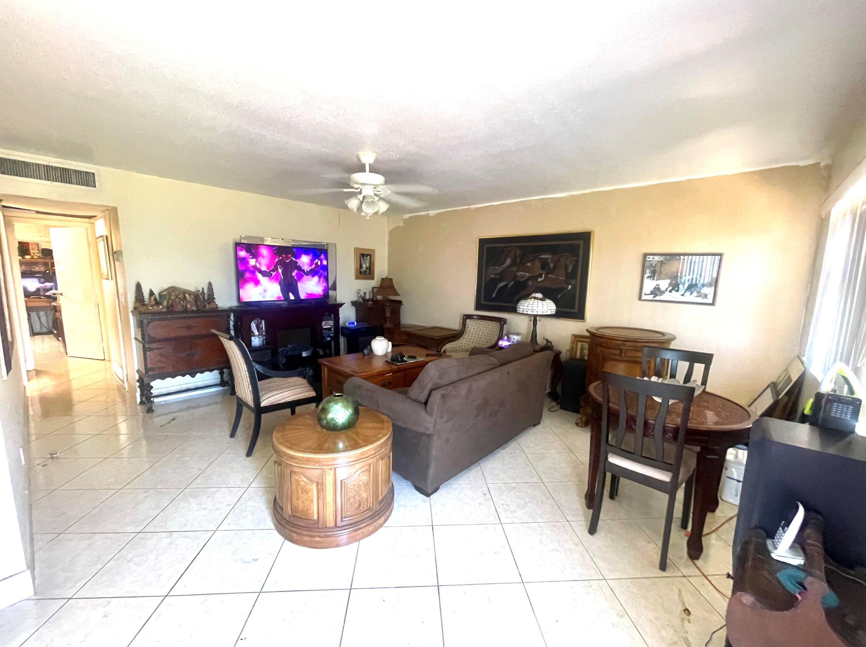 217 Saxony, Delray Beach FL  33446-1843 exterior