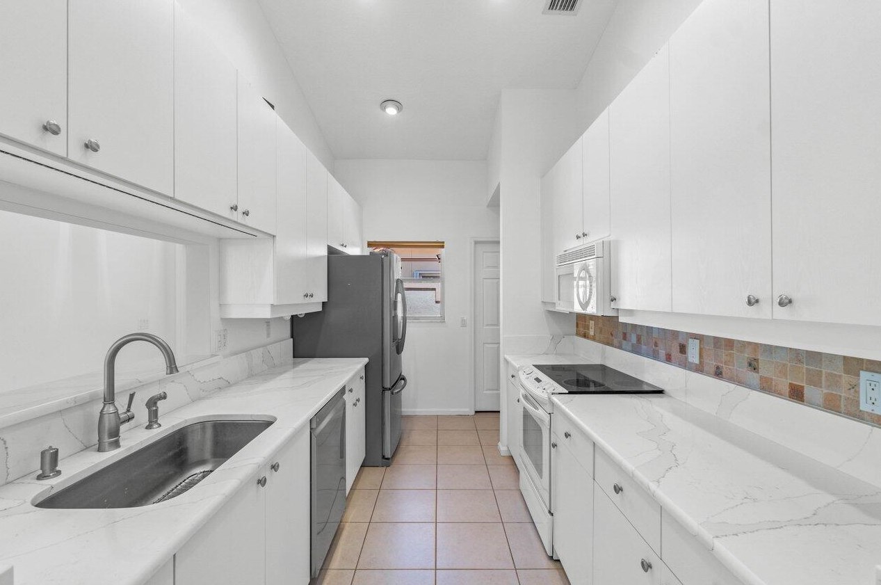 5109 Corbel Lk Way, Boynton Beach FL 33437-1696 exterior