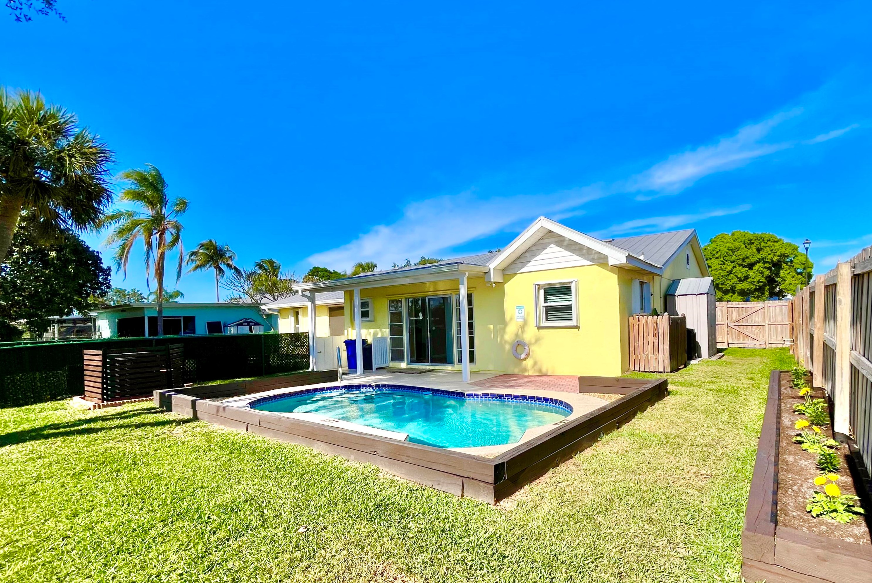 1933 Robalo Dr, Vero Beach FL  32960-5240 exterior