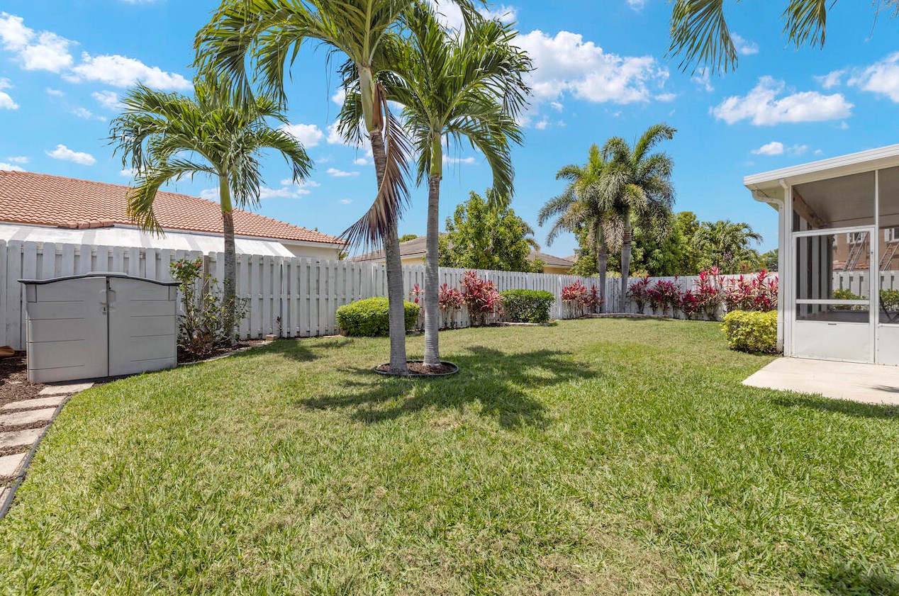 5989 Las Colinas Cir, Lake Worth FL  33463-6558 exterior