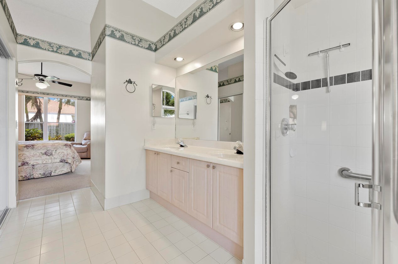 5989 Las Colinas Cir, Lake Worth FL  33463-6558 exterior