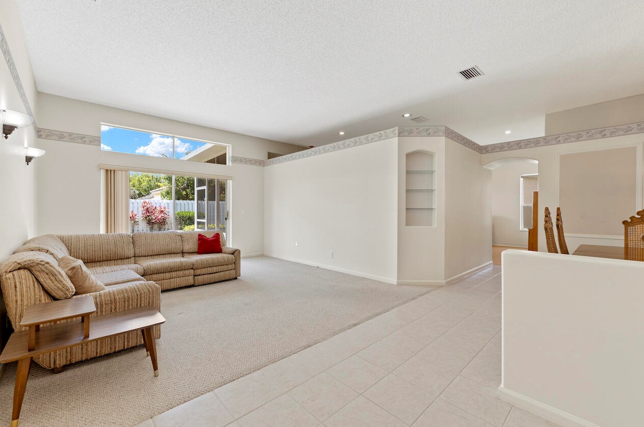 5989 Las Colinas Cir, Lake Worth FL  33463-6558 exterior