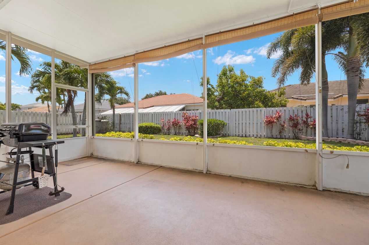 5989 Las Colinas Cir, Lake Worth FL  33463-6558 exterior